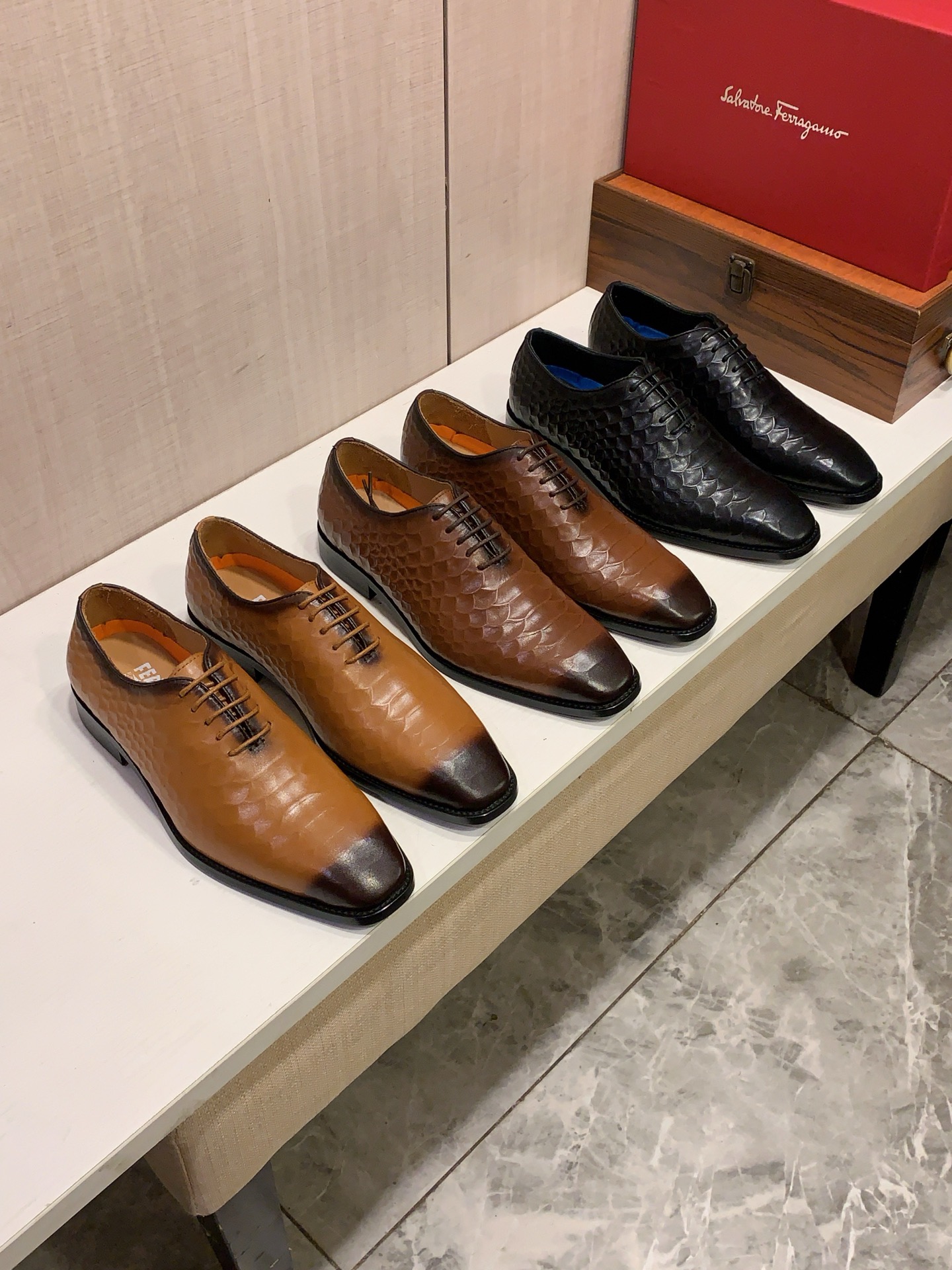 NO:851410,New leather shoes: :[Lightning][Lightning] 'Ferragamo*' The latest popular casual business leather shoes, top brand [Seduce] luxury~purchase, top~quality. [Strong] The upper is made of imported breathable cowhide material and breathable cowhide foot pads () and fine workmanship. The original stylish and stylish soft rubber wear-resistant and non-slip outsole is light and comfortable on the foot. The real thing looks better when photographed in person. 309: code: 38-44, can be ordered 45.46. Three colors available, ferragamo, cowhide19860909皮鞋新款: :[闪电][闪电] 《 菲拉格慕* 》 最新爆款休闲商务皮鞋,顶端品牌[勾引]奢侈～代购,顶级～质量.[强]鞋面選用进口透气牛皮材质透气牛皮垫脚（）精细做工.原版个性时尚柔软橡膠耐磨防滑大底,上脚轻巧舒适,实物拍摄實物更好看,309:码: 38-44,可订45.46.三色可选,,ferragamo,cowhide,Men's shoes