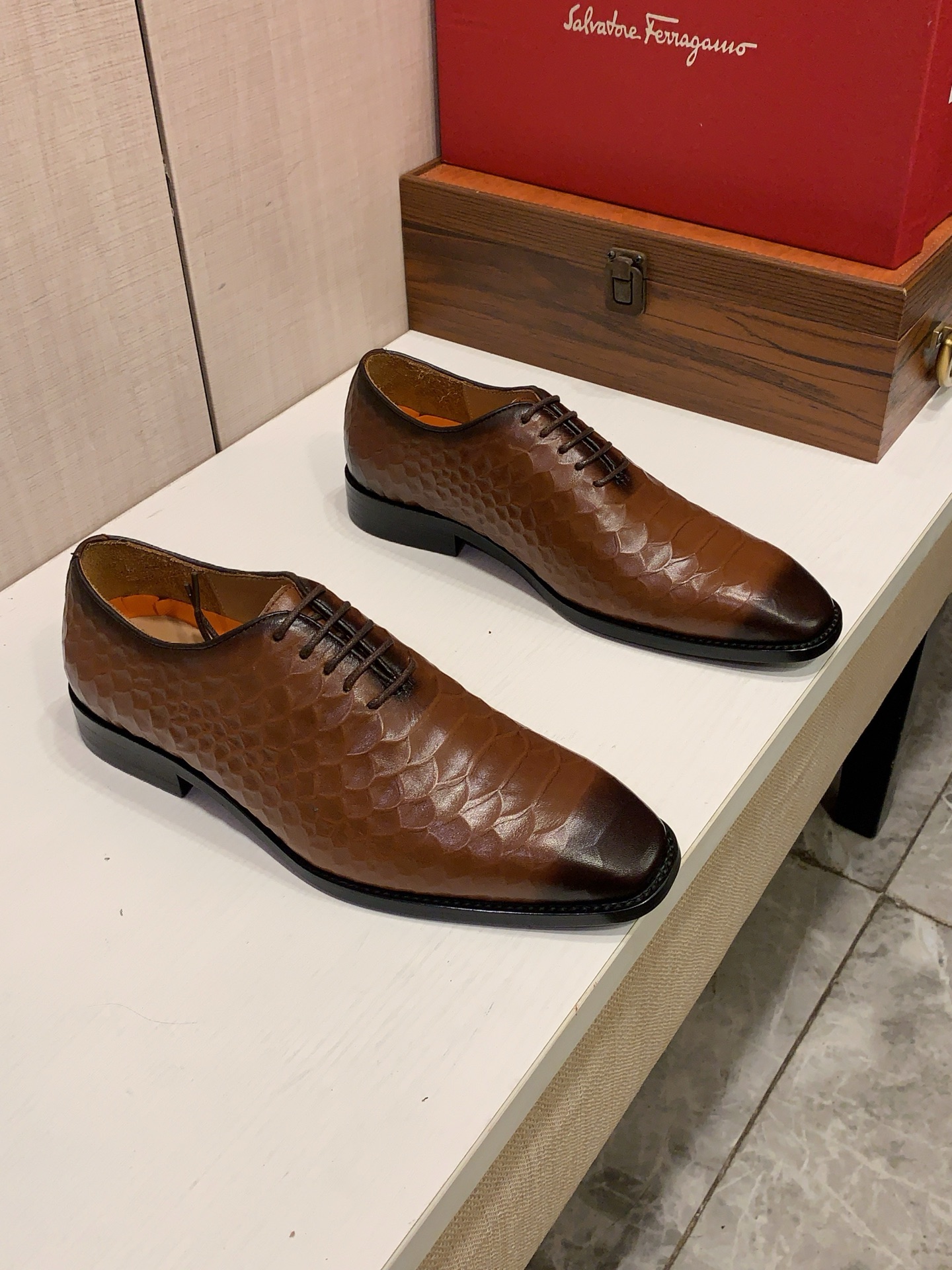 NO:834046,New leather shoes: :[Lightning][Lightning] 'Ferragamo*' The latest popular casual business leather shoes, top brand [Seduce] luxury~purchase, top~quality. [Strong] The upper is made of imported breathable cowhide material and breathable cowhide foot pads () and fine workmanship. The original stylish and stylish soft rubber wear-resistant and non-slip outsole is light and comfortable on the foot. The real thing looks better when photographed in person. 309: code: 38-44, can be ordered 45.46. Three colors available, ferragamo, cowhide19860909皮鞋新款: :[闪电][闪电] 《 菲拉格慕* 》 最新爆款休闲商务皮鞋,顶端品牌[勾引]奢侈～代购,顶级～质量.[强]鞋面選用进口透气牛皮材质透气牛皮垫脚（）精细做工.原版个性时尚柔软橡膠耐磨防滑大底,上脚轻巧舒适,实物拍摄實物更好看,309:码: 38-44,可订45.46.三色可选,,ferragamo,cowhide,Men's shoes