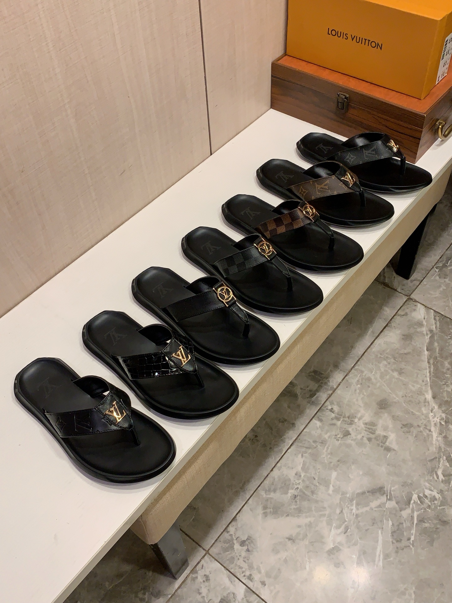 NO:851436,Slippers: New: : 'Lv*' series of slippers, top-level purchasing agency, imported original selected leather, exquisite workmanship,), soles (super comfortable), original soles specially provided by the original factory, exclusive double-layer movable molded soles, super comfortable, the real ones are more beautiful when photographed, the original quality, you can go in and out of the counter at will, No. 211, positive code 38-44, can be made into 45.,, louis vuitton, slippers19860909拖鞋: 新款: : 《 Lv* 》系列拖鞋顶级代购进口原版精选皮料,做工考究,）,鞋底（超舒适）原厂特供原版底,独家双层活动成型底超级舒适,实物拍摄实物更漂亮原单品质,可随意进出专柜,编211 正码38-44,可做45.,,louis vuitton,slippers,Men's shoes