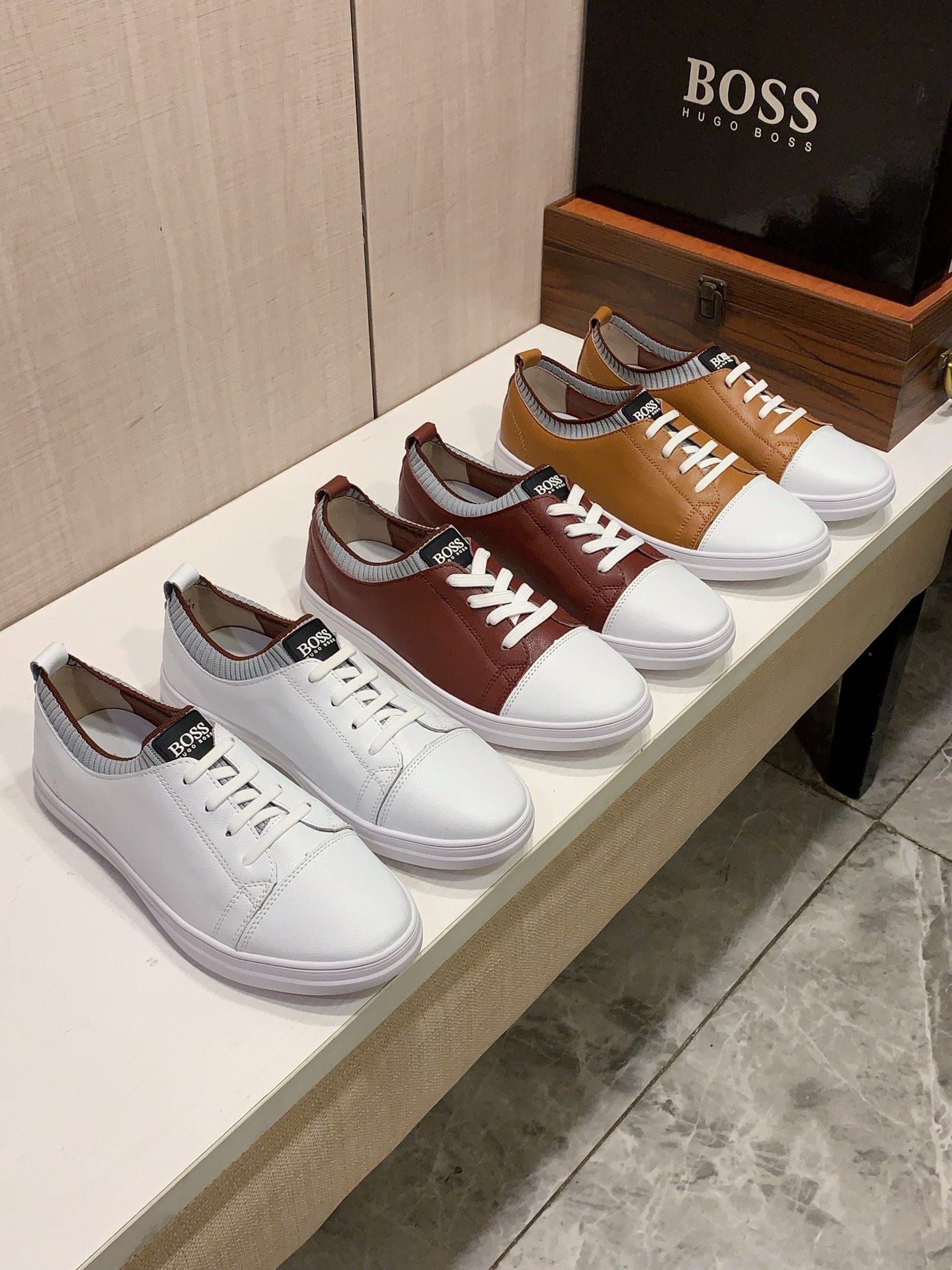 NO:887959,New style: :[Lightning][Lightning] 'Boss*' The latest popular casual shoes, top brand [Seduce] luxury~purchasing agent, top~quality. [Strong] The upper is made of imported breathable material and breathable feet () and fine workmanship. The original stylish and stylish soft rubber wear-resistant and non-slip outsole is light and comfortable on the foot. The real thing looks better when photographed in person. 004 code: 38-44, 3 colors selected.19860909新款: :[闪电][闪电] 《 Boss* 》 最新爆款休闲鞋,顶端品牌[勾引]奢侈～代购,顶级～质量.[强]鞋面選用进口透气材质透气垫脚（）精细做工.原版个性时尚柔软橡膠耐磨防滑大底,上脚轻巧舒适,实物拍摄實物更好看,004码: 38-44,3色入选,,Men's shoes