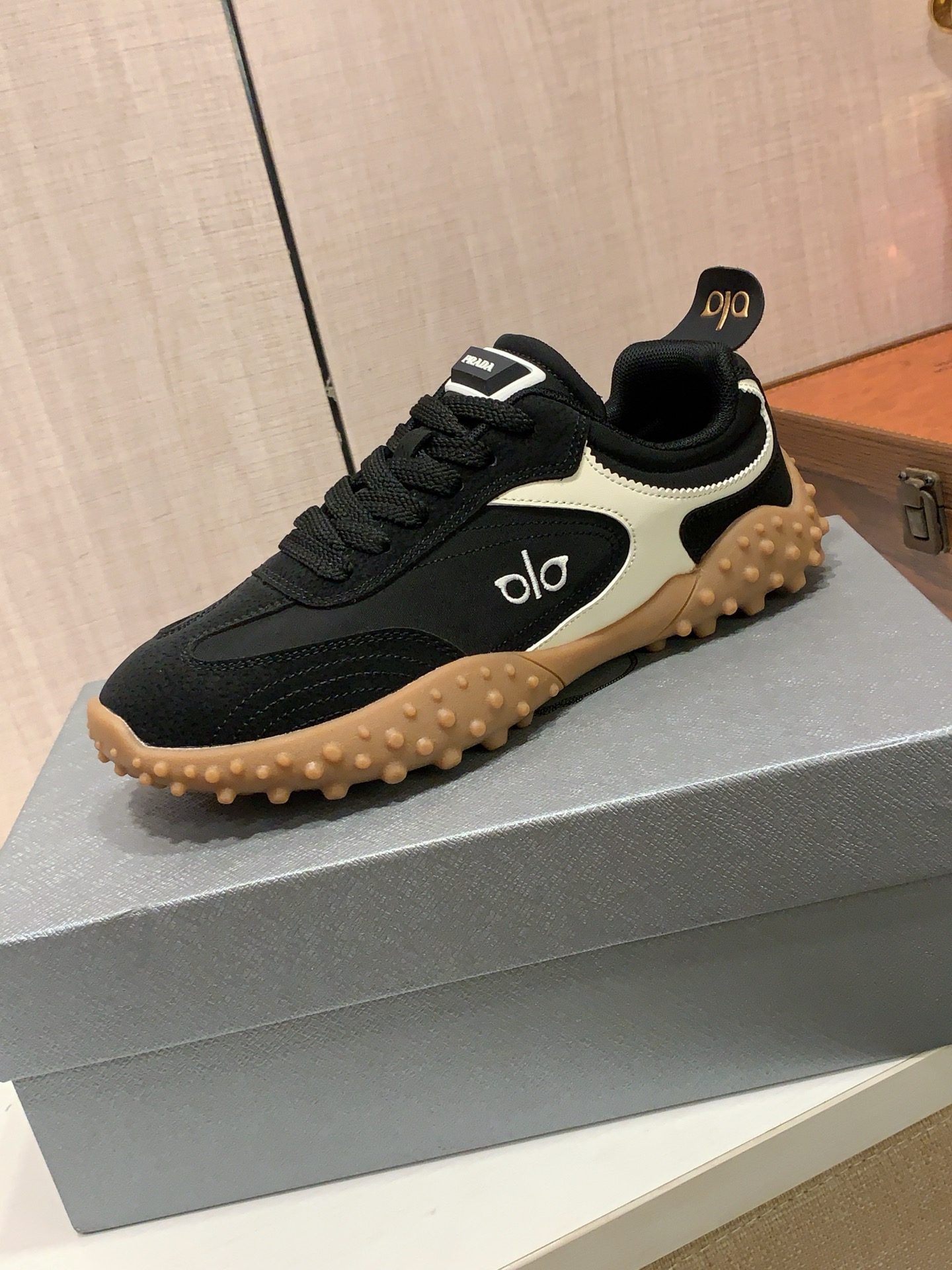 NO:887978,New style: :[Lightning][Lightning] 'Prada PRADA*' The latest popular casual shoes, top brand [Seduce] luxury~purchase, top~quality. [Strong] The upper is made of imported breathable material and breathable feet () and fine workmanship. The original stylish and stylish soft rubber wear-resistant and non-slip outsole is light and comfortable on the foot. The real thing looks better when photographed. 004 code: 38-44, 2 colors selected, prada, prada19860909新款: :[闪电][闪电] 《 普拉达PRADA* 》 最新爆款休闲鞋,顶端品牌[勾引]奢侈～代购,顶级～质量.[强]鞋面選用进口透气材质透气垫脚（）精细做工.原版个性时尚柔软橡膠耐磨防滑大底,上脚轻巧舒适,实物拍摄實物更好看,004码: 38-44,2色入选,,prada,prada,Men's shoes