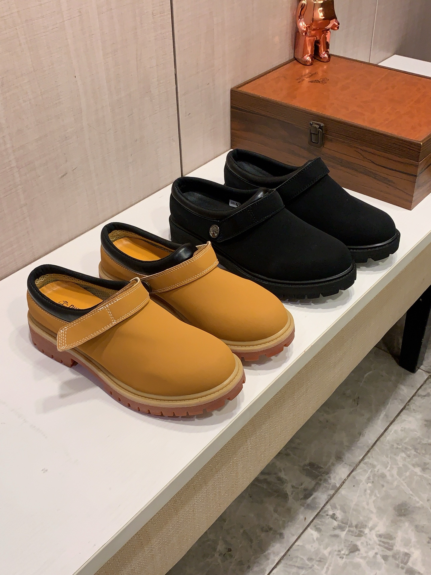 NO:955220,New style: :[Lightning][Lightning] 'Timberland*' The latest popular casual shoes, top brand [Seduce] luxury~purchasing agent, top~quality. [Strong] The upper is made of imported breathable old flower leather fabric, breathable sheepskin feet () and fine workmanship. The original stylish and stylish soft rubber wear-resistant and non-slip outsole is light and comfortable on the foot. The real thing looks better when photographed. 362 size: 38-44, can be ordered in 45..,, sheepskin19860909新款: :[闪电][闪电] 《 天伯伦* 》 最新爆款休闲鞋,顶端品牌[勾引]奢侈～代购,顶级～质量.[强]鞋面選用进口透气老花皮胶面料材质透气羊皮垫脚（）精细做工.原版个性时尚柔软橡膠耐磨防滑大底,上脚轻巧舒适,实物拍摄實物更好看,362码: 38-44,可订45..,,sheepskin,Men's shoes