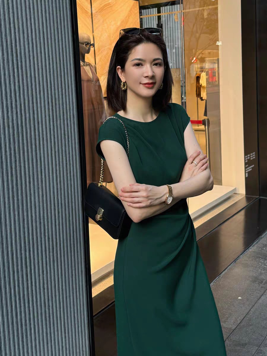 “High-Quality Women’s Dress Support: Loewe and BV Green Collection” - 图片 2