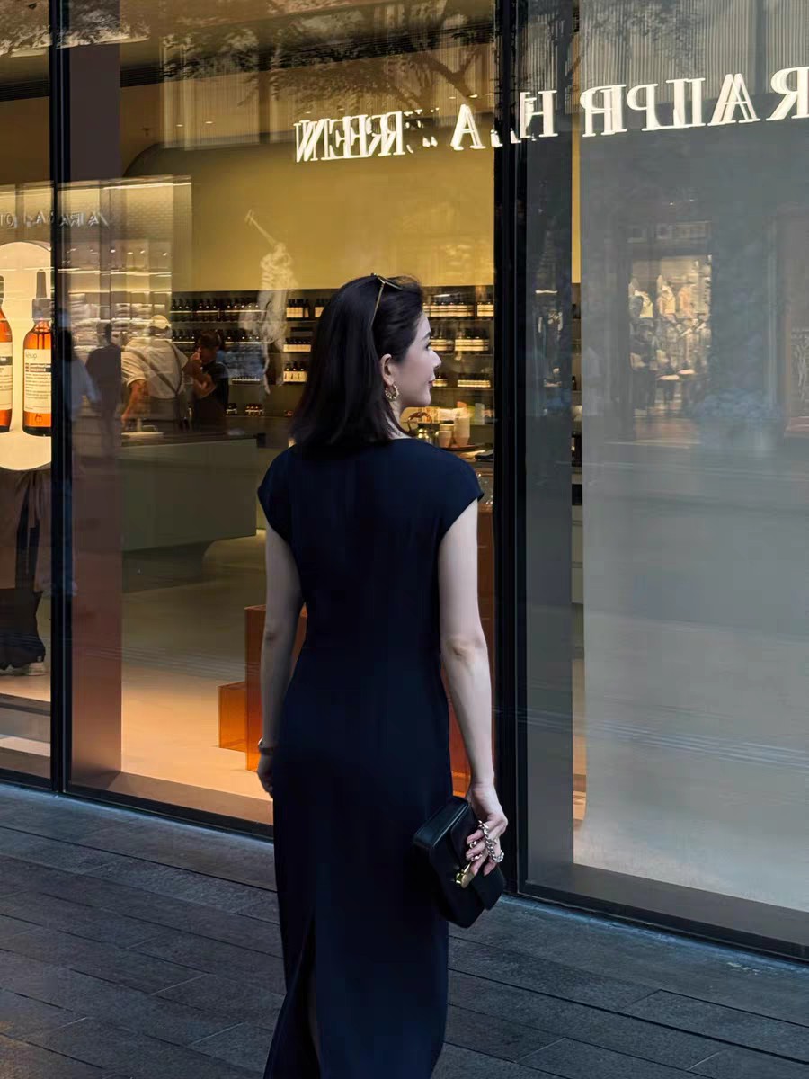 “High-Quality Women’s Dress Support: Loewe and BV Green Collection” - 图片 3