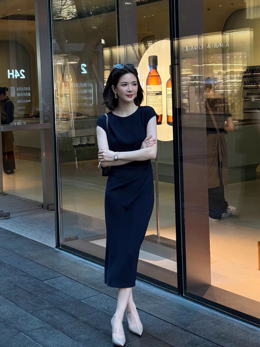 “High-Quality Women’s Dress Support: Loewe and BV Green Collection” - 图片 1