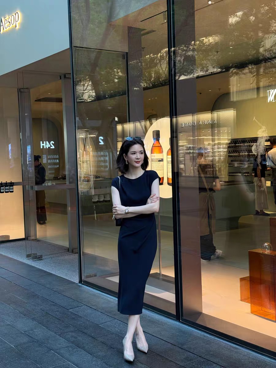 “High-Quality Women’s Dress Support: Loewe and BV Green Collection” - 图片 6