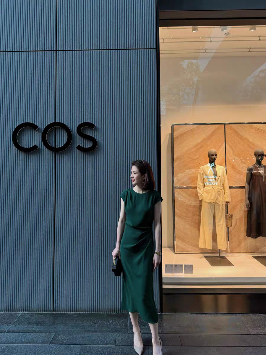 “High-Quality Women’s Dress Support: Loewe and BV Green Collection” - 图片 5