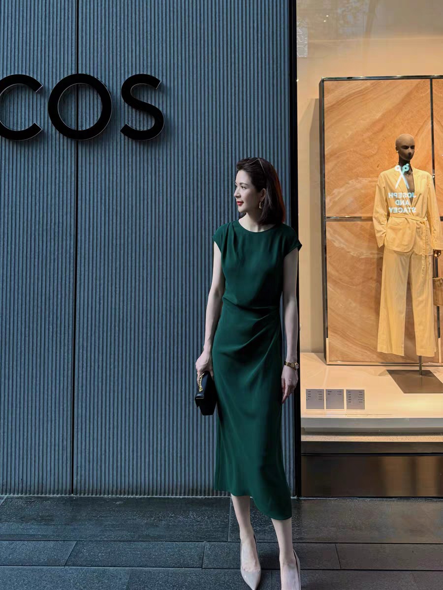 “High-Quality Women’s Dress Support: Loewe and BV Green Collection” - 图片 7