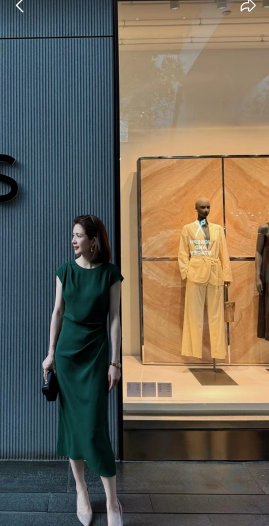 “High-Quality Women’s Dress Support: Loewe and BV Green Collection” - 图片 9