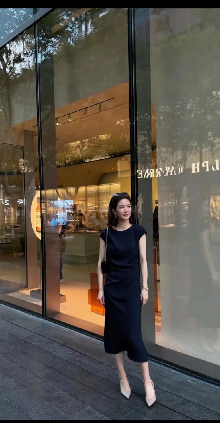 “High-Quality Women’s Dress Support: Loewe and BV Green Collection” - 图片 8