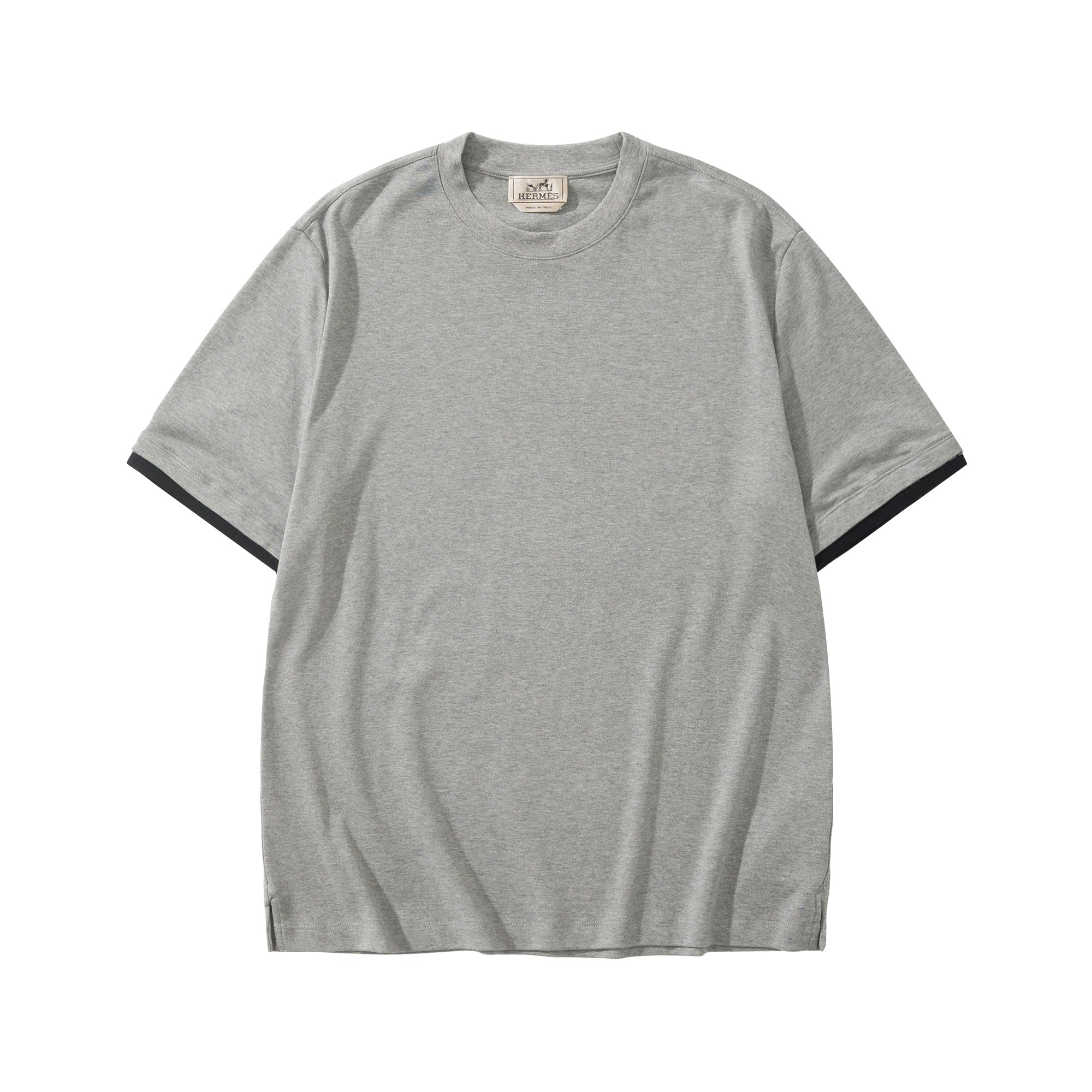 NO:782731,New HE 'Piqures sellier' gray T-shirt, cotton short-sleeved round neck T-shirt, decorated with 'Piqures sellier' details, contrasting double-layer ruffled two-color sleeves, decorated with 'Piqures sellier' details. Fabric cotton, SIZE: S M L XL, Hermès-clothing, hermes, T-shirt, tees, t-shirt,19860909新品HE“Piqures sellier”灰色T恤,全棉短袖圆领T恤,饰有“Piqures sellier”细节,撞色双层褶边双色衣袖,饰有“Piqures sellier”细节.面料棉,SIZE:S M L XL,爱马仕-服装,hermes,T-shirt,tees，t-shirt,,Women's clothing