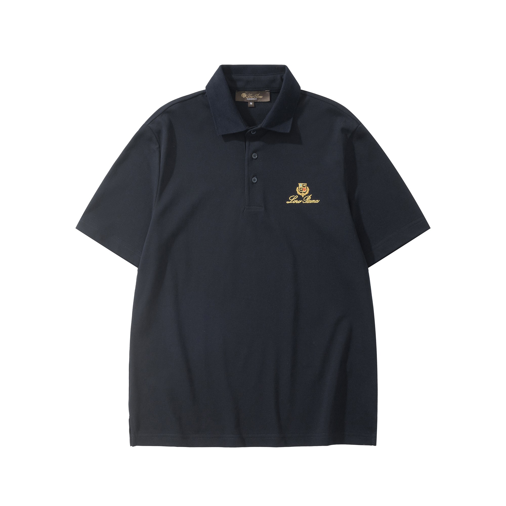 NO:818420,New LP Men's T-Shirt Lightweight Cotton Pickle Mother-of-Pearl Buttons Logo POLO Shirt. As a symbol of casual equestrian style, the Azeglio short-sleeved polo shirt is made of lightweight cotton Pickle fabric, which has a certain degree of elasticity, allowing for more freedom of movement. The fine cotton knitted collar complements the small collar with mother-of-pearl buttons, enhancing the low-key, sporty character of the entire garment. The gold embroidered LP logo adds a unique brand logo to this garment.  Fabric cotton, SIZE: S M L XL, men's clothing, loro piana, T-shirt, tees, t-shirt,19860909新品LP男士T恤轻质棉质匹克珍珠母纽扣徽标POLO衫,作为休闲马术风格的象征,Azeglio短袖马球衫采用轻质棉质匹克面料, 具有一定的弹力,使运动更加自由,细密的棉质针织衣领与珍珠母纽扣的小衣领相得益彰,增强了整件衣服低调,运动的特性,金色刺绣的LP徽标为该款服装增添了独特的品牌标志. 面料棉,SIZE:S M L XL,男装,loro piana,T-shirt,tees，t-shirt,,Women's clothing