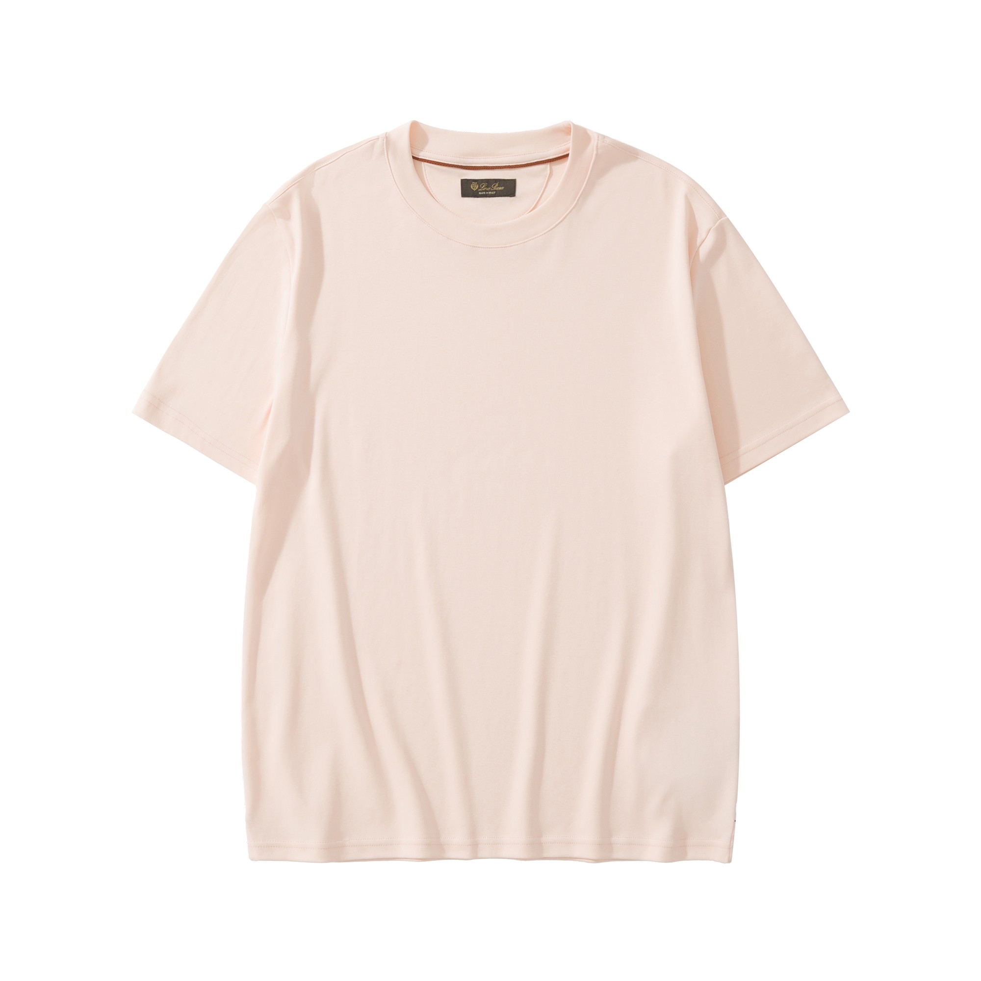 NO:818475,New LP sunrise cloud color Ray men's T-shirt. This short-sleeved T-shirt shows a casual and relaxed charm with the natural tones of the Ligurian coast of Italy. The T-shirt is made of very soft and lightweight cotton jersey fabric, with a simple and versatile design. It can be worn as a base layer, a jacket or a summer outerwear. The rear semicircle is decorated with LP embroidered logo at the bottom and slits on both sides. Fabric cotton, SIZE: S M L XL, men's clothing, loro piana, jackets &  coats,T-shirt,tees,t-shirt,19860909新品LP日出云彩色Ray男士T恤,这款短袖T恤以意大利利古里亚海岸的自然色调展现休闲放松的韵味,T恤采用十分柔软轻盈的棉质平纹针织面料制成,辅以简约百搭风格设计,可作为打底衫与夹克或夏季外衣搭穿, 后部半圆片饰有LP刺绣徽标底边两侧开衩.面料棉,SIZE:S M L XL,男装,loro piana,jackets & coats,T-shirt,tees，t-shirt,,Women's clothing