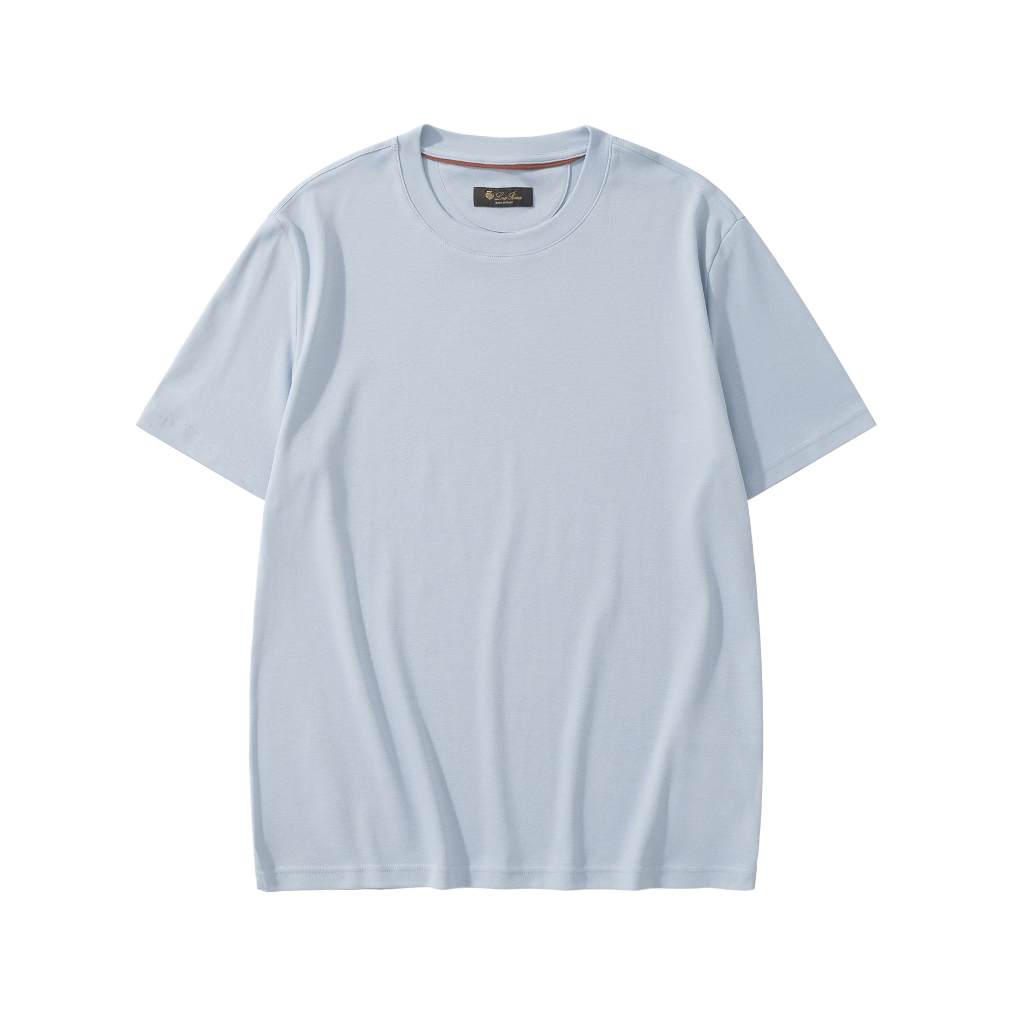 NO:818483,New LP retro river color Ray men's T-shirt. This short-sleeved T-shirt shows a casual and relaxed charm with the natural tones of the Ligurian coast of Italy. The T-shirt is made of very soft and lightweight cotton jersey fabric, with a simple and versatile design. It can be worn as a base layer, a jacket or a summer outerwear. The rear semicircle is decorated with LP embroidered logo at the bottom and slits on both sides. Fabric cotton, SIZE: S M L XL, men's clothing, loro piana, jackets &  coats,T-shirt,tees,t-shirt,19860909新品LP复古河水色Ray男士T恤,这款短袖T恤以意大利利古里亚海岸的自然色调展现休闲放松的韵味,T恤采用十分柔软轻盈的棉质平纹针织面料制成,辅以简约百搭风格设计,可作为打底衫与夹克或夏季外衣搭穿, 后部半圆片饰有LP刺绣徽标底边两侧开衩.面料棉,SIZE:S M L XL,男装,loro piana,jackets & coats,T-shirt,tees，t-shirt,,Women's clothing