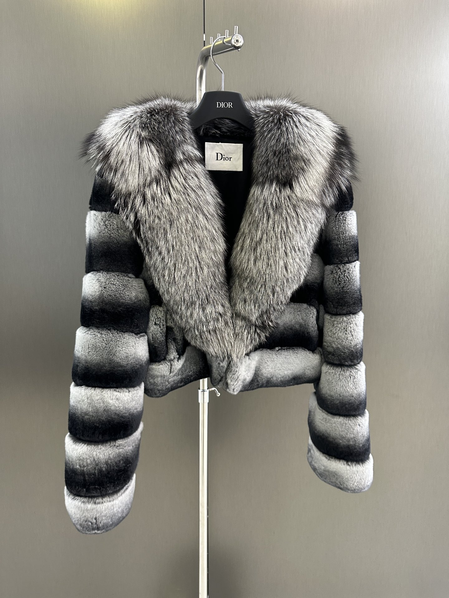 NO:637877,Dior *Must-have new style for autumn and winter Imported rex rabbit fur spliced ​​with silver fox fur Customized lining High-end fashion ml (length 50, bust 106, size m), Dior-clothing, dior, dior, alexander wang19860909Dior *秋冬必备新款 进口獭兔毛拼接银狐毛 定制里衬 高级时尚 ml（衣长50,胸围106,码数m）,迪奥-服装,dior,dior,alexander wang,Women's clothing