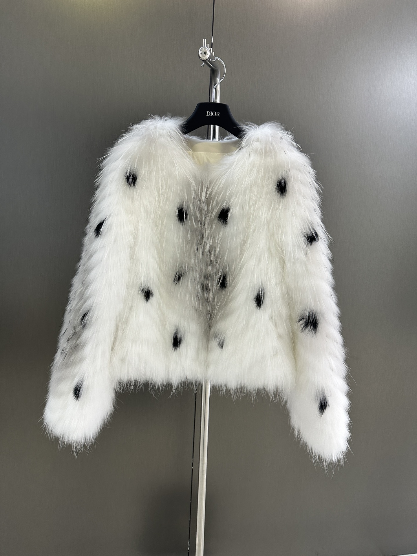 NO:637859,Dior * new autumn and winter advanced custom raccoon fur coat, goose down filling inside, high fashion v-neck design, one size fits all, ready for sale (length 56, bust 100), Dior-clothing, dior, dior, jackets & coats, alexander wang19860909Dior *秋冬新款高级定制貉子毛皮草外套 内里鹅绒填充 高级时尚 v领设计 均码现货发售（衣长56,胸围100）,迪奥-服装,dior,dior,jackets & coats,alexander wang,Women's clothing