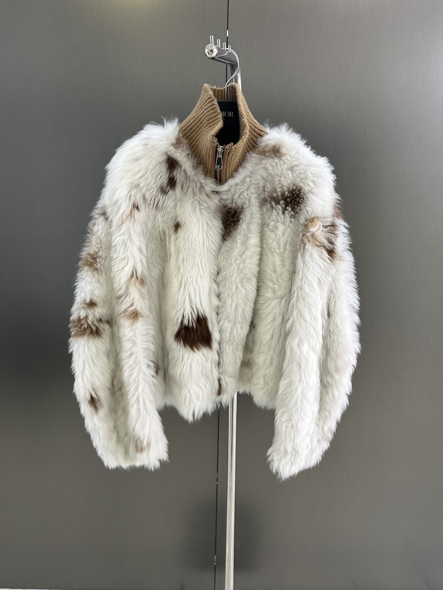 NO:637856,Dior *winter new model, top-quality primary color Tuscan fur, high-end fashion without positioning natural colors, each piece is a unique boutique, collar splicing knitted design, high-end fashion sml (length 55, bust 110, size m), Dior-clothing, dior, dior, alexander wang19860909Dior *冬季新款 顶级原色托斯卡纳皮毛一体 高级时尚不定位自然花色 每一件都是独一无二的精品 领子拼接针织设计 高级时尚 sml（衣长55,胸围110,码数m）,迪奥-服装,dior,dior,alexander wang,Women's clothing