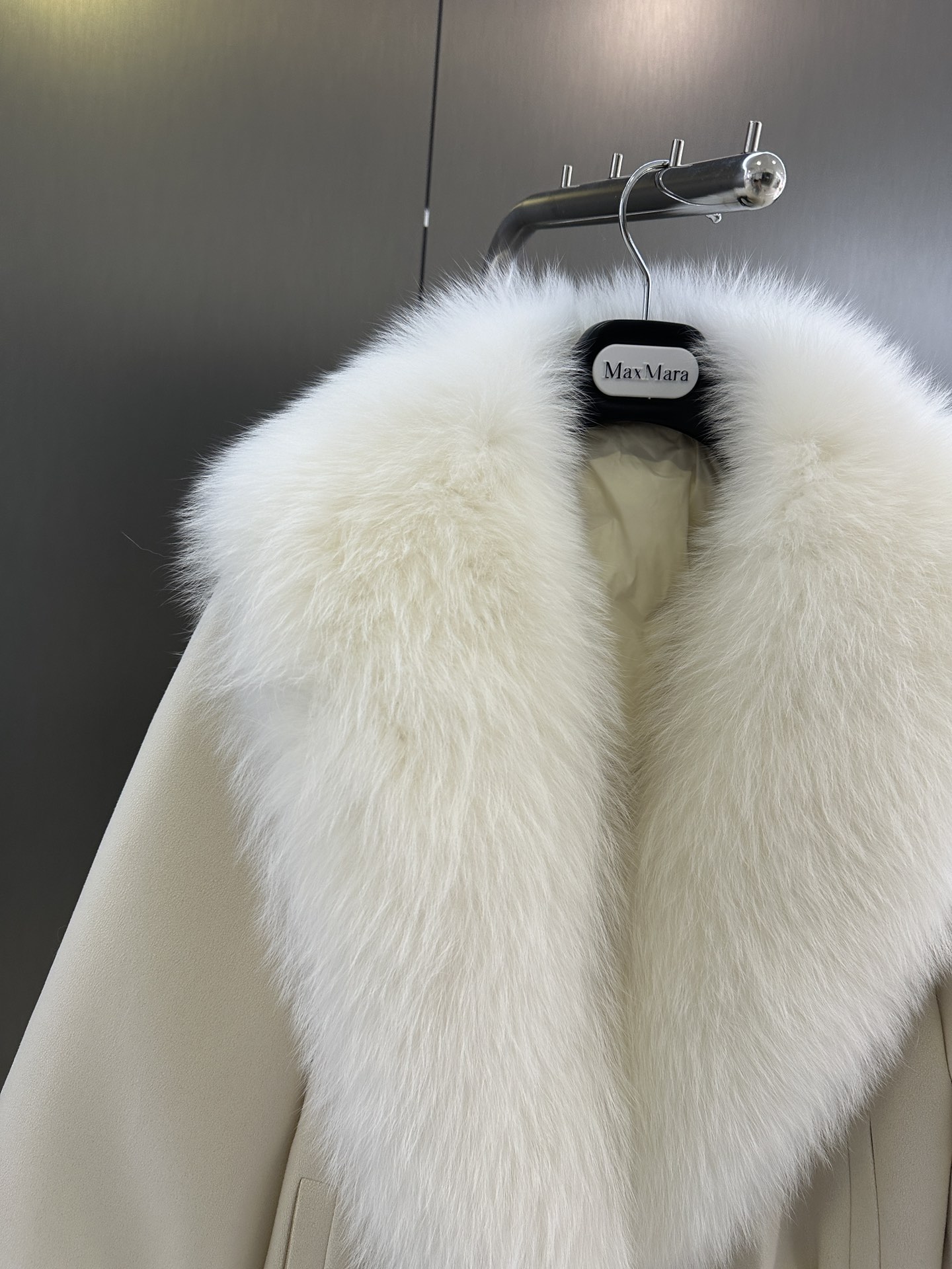Maxmara’s New Fall/Winter Collection: Original Tweedy Female Packaging with Luxurious White Fox Fur. - 图片 2