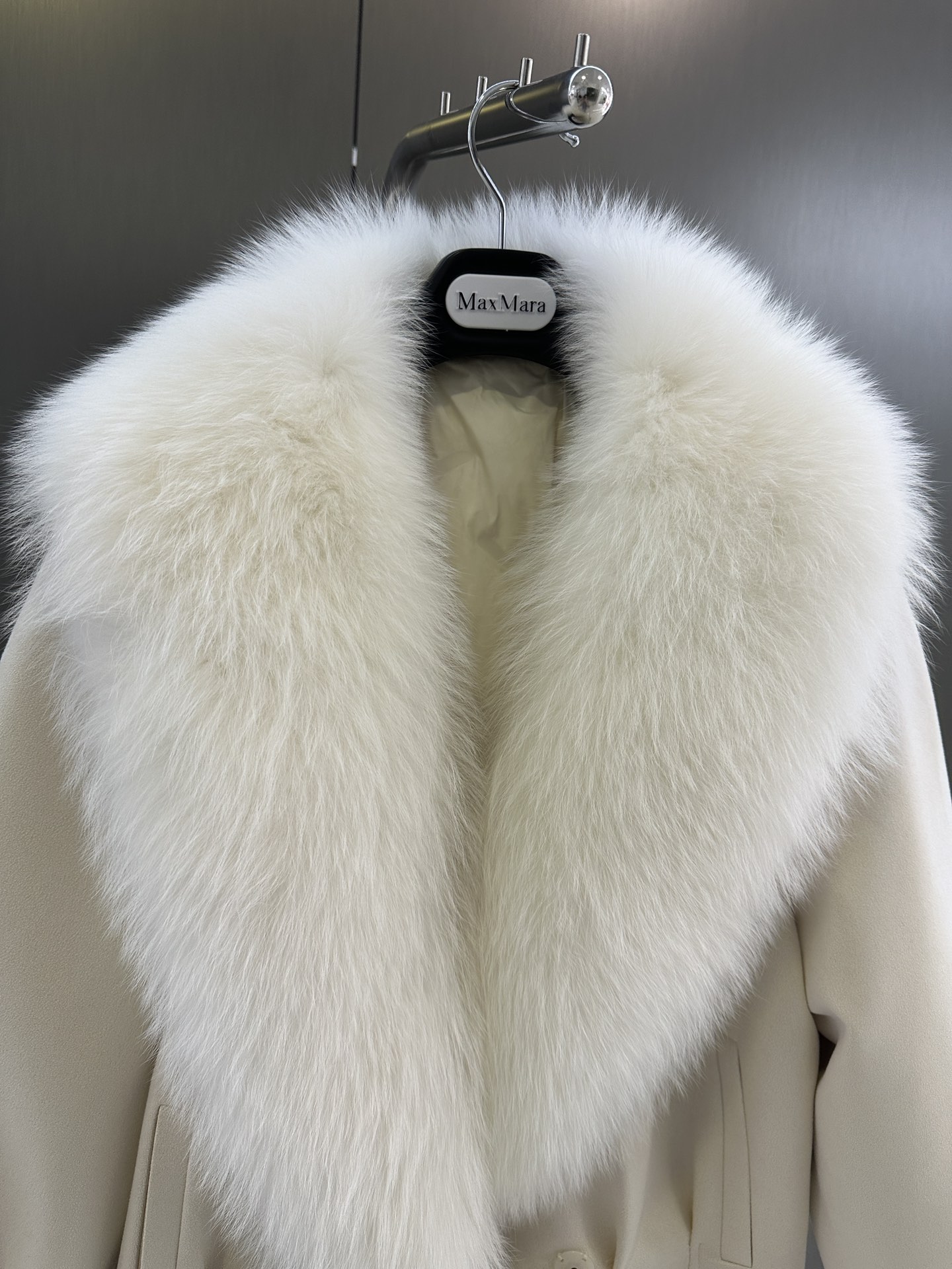 Maxmara’s New Fall/Winter Collection: Original Tweedy Female Packaging with Luxurious White Fox Fur. - 图片 3