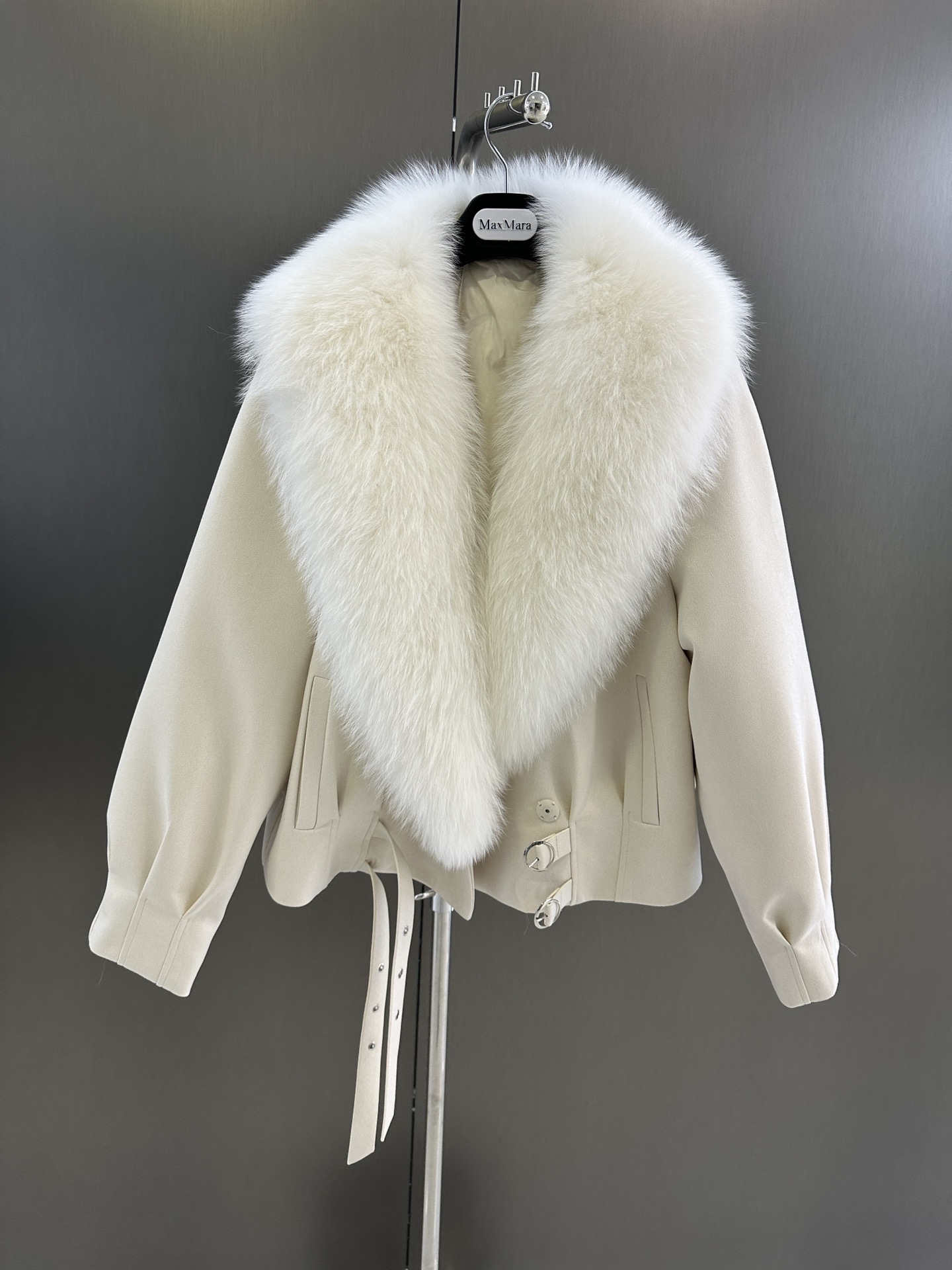 Maxmara’s New Fall/Winter Collection: Original Tweedy Female Packaging with Luxurious White Fox Fur. - 图片 1