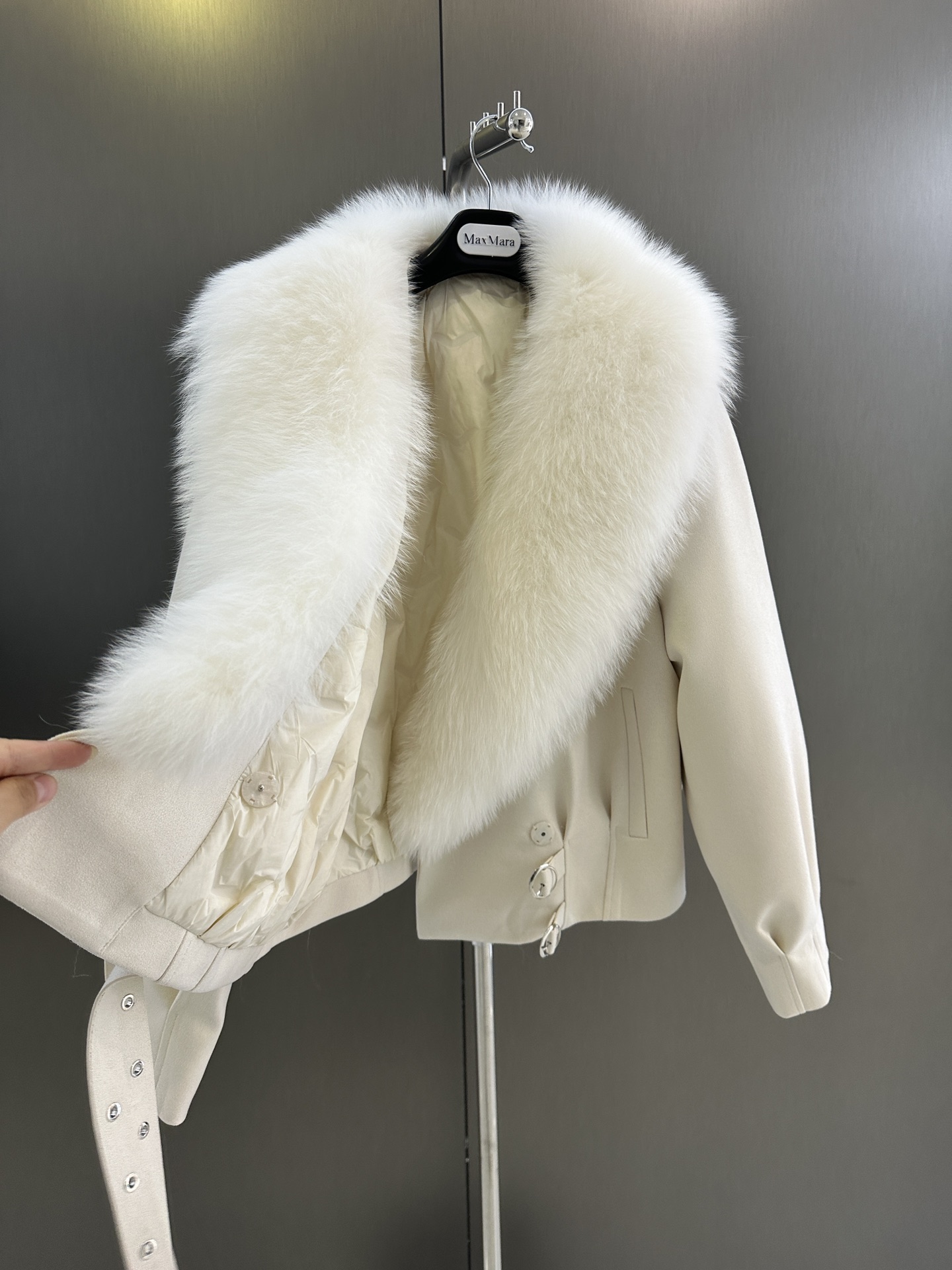Maxmara’s New Fall/Winter Collection: Original Tweedy Female Packaging with Luxurious White Fox Fur. - 图片 6