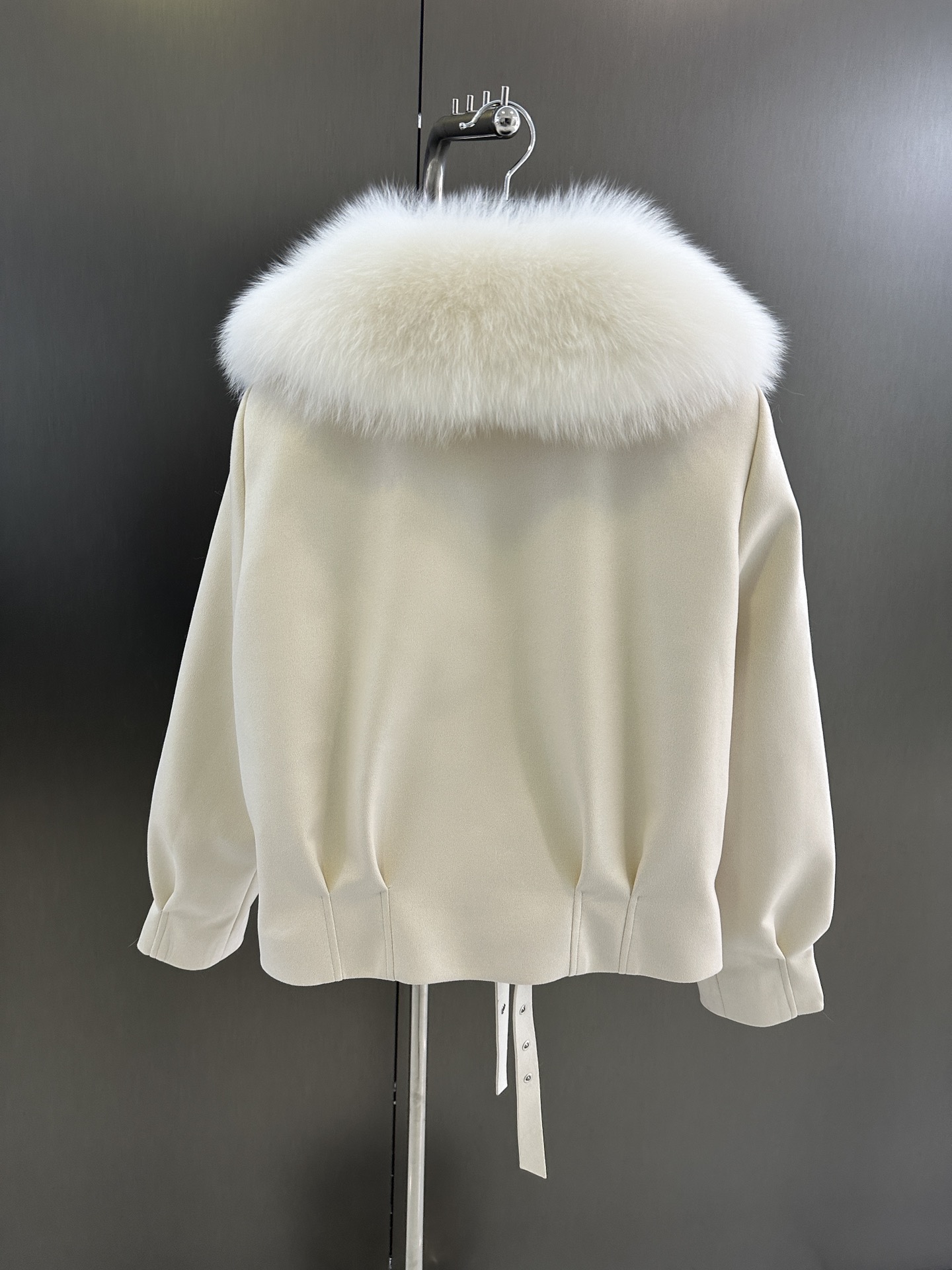 Maxmara’s New Fall/Winter Collection: Original Tweedy Female Packaging with Luxurious White Fox Fur. - 图片 7