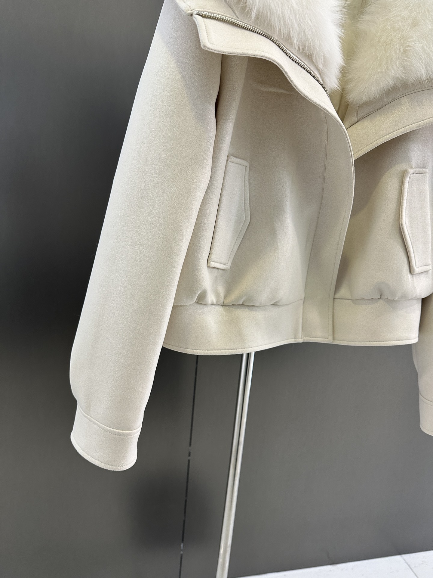 Maxmara Fall/Winter Collection: White Fox Hair, Custom Fabric, Velvet Lining, Loose Fit, SML Sizing - 图片 4
