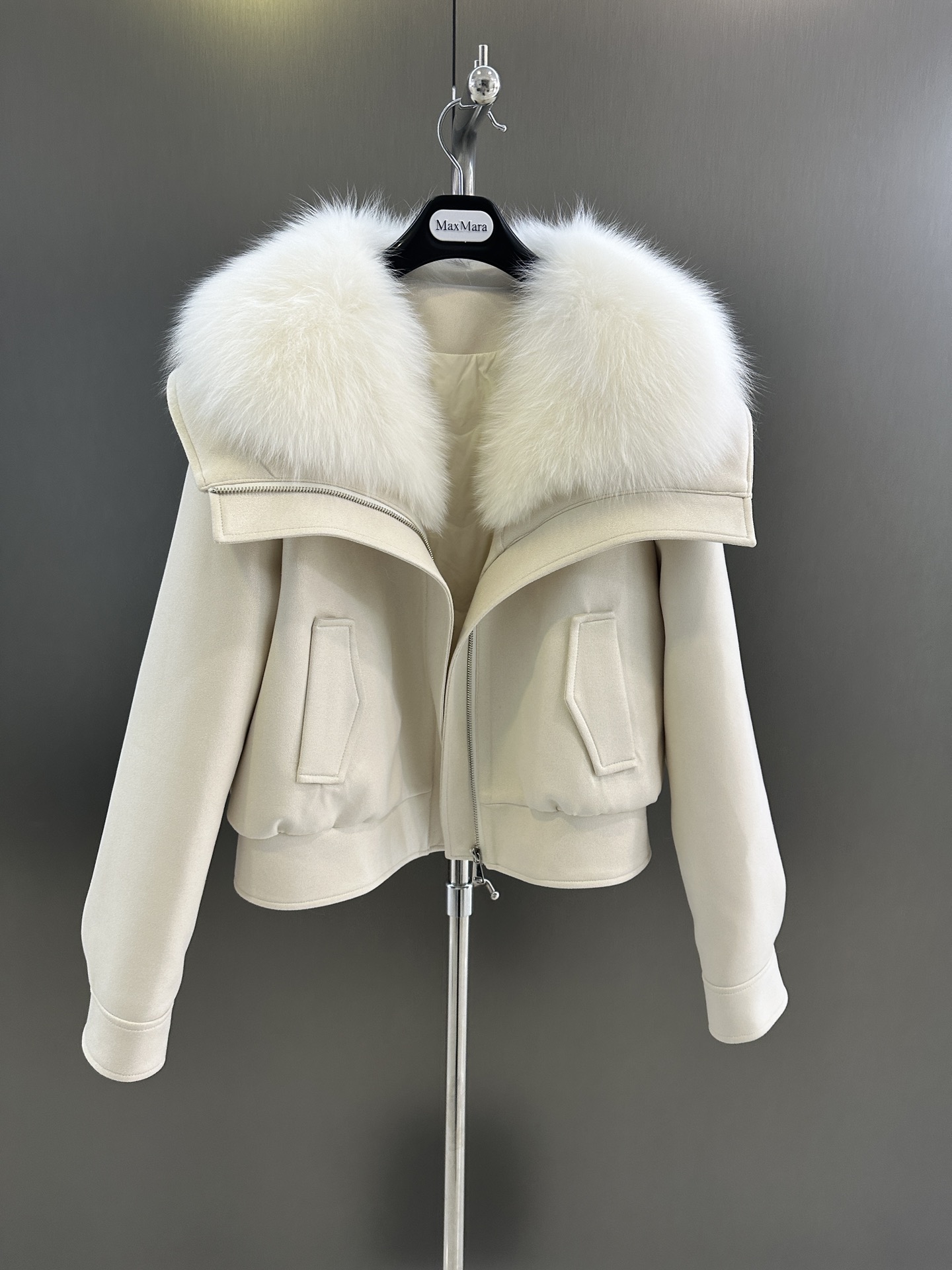 Maxmara Fall/Winter Collection: White Fox Hair, Custom Fabric, Velvet Lining, Loose Fit, SML Sizing - 图片 7