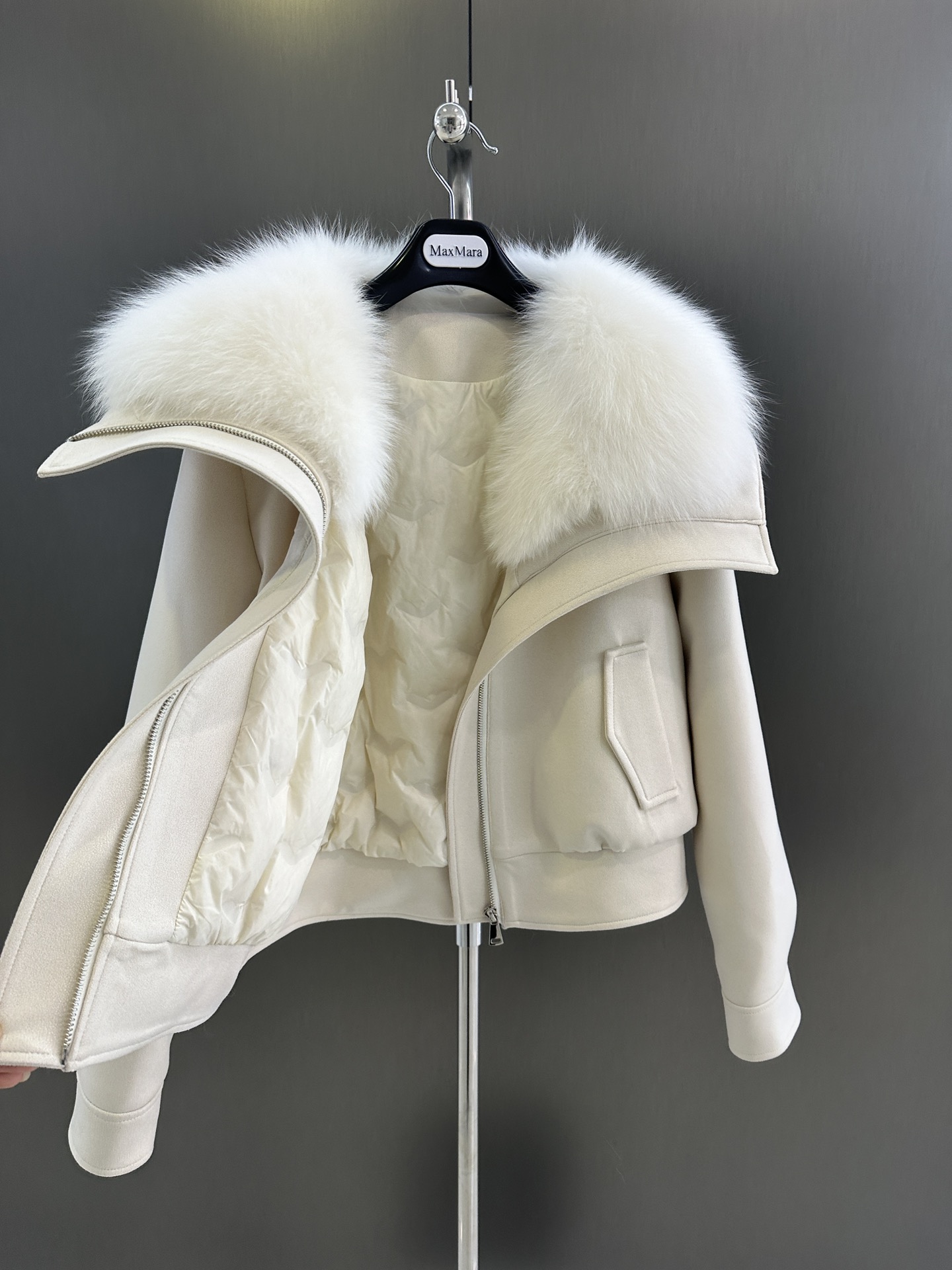 Maxmara Fall/Winter Collection: White Fox Hair, Custom Fabric, Velvet Lining, Loose Fit, SML Sizing - 图片 6