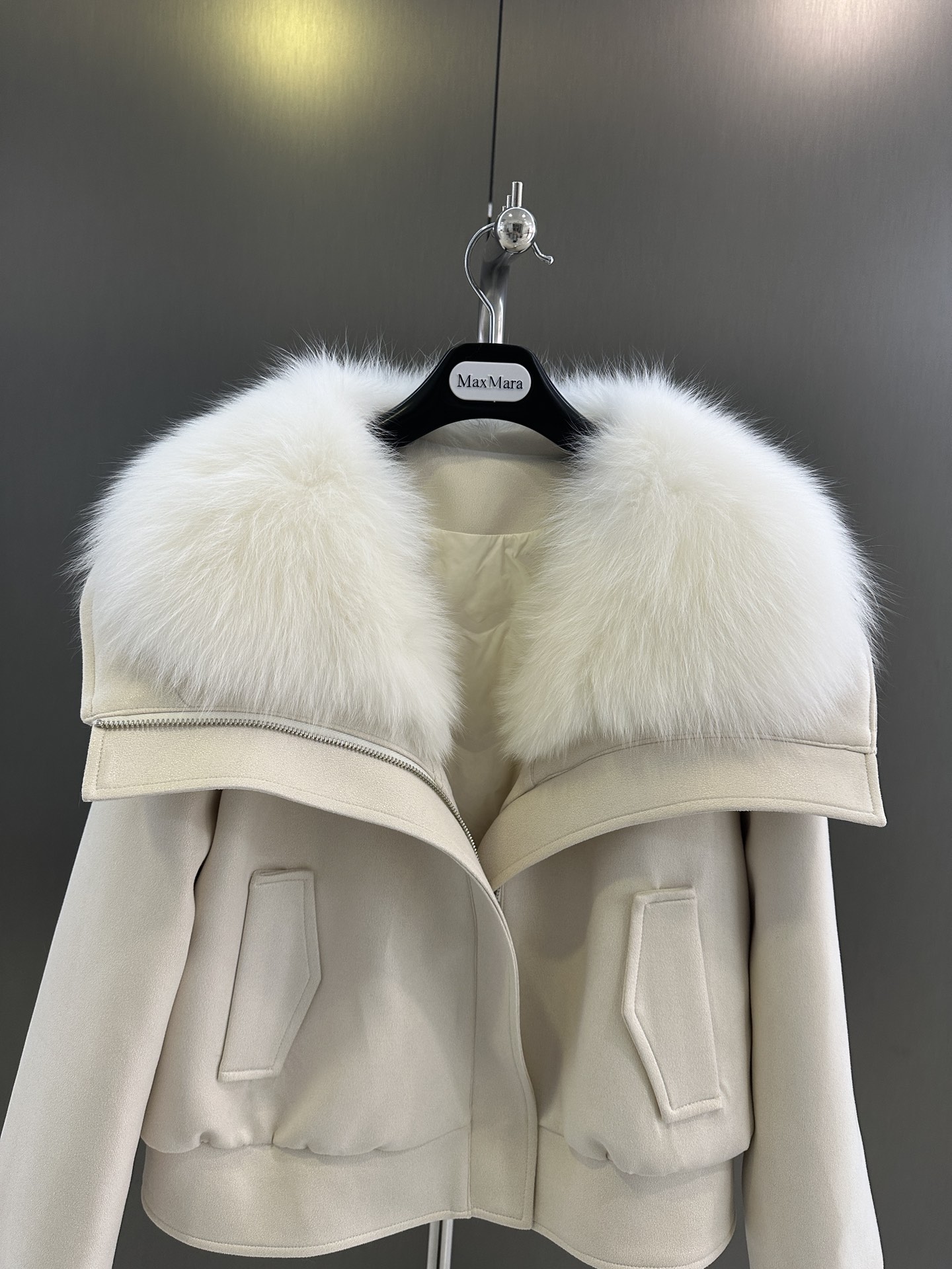Maxmara Fall/Winter Collection: White Fox Hair, Custom Fabric, Velvet Lining, Loose Fit, SML Sizing - 图片 3