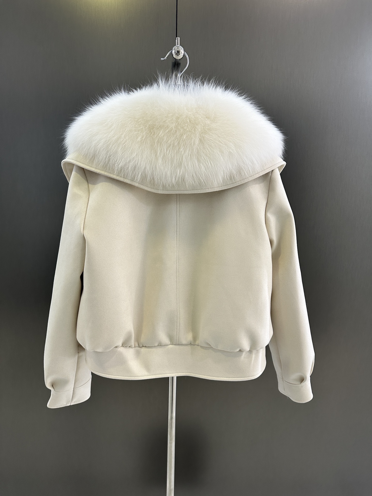 Maxmara Fall/Winter Collection: White Fox Hair, Custom Fabric, Velvet Lining, Loose Fit, SML Sizing - 图片 8