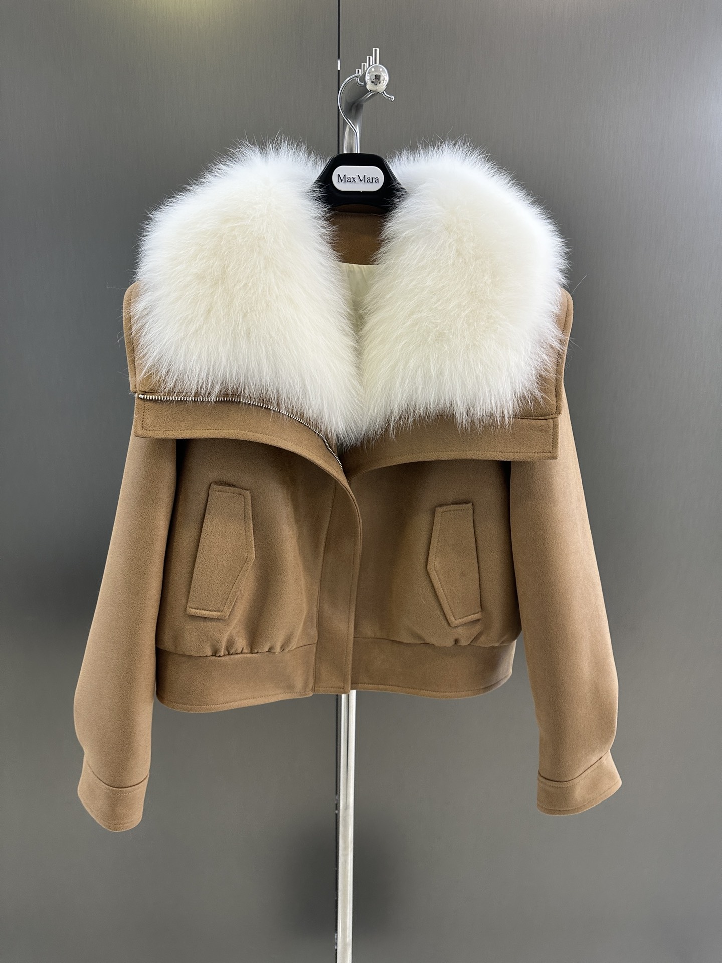 Maxmara New Autumn/Winter Women’s Clothing Package with Super White Fox Hair and Custom Fabric - 图片 1