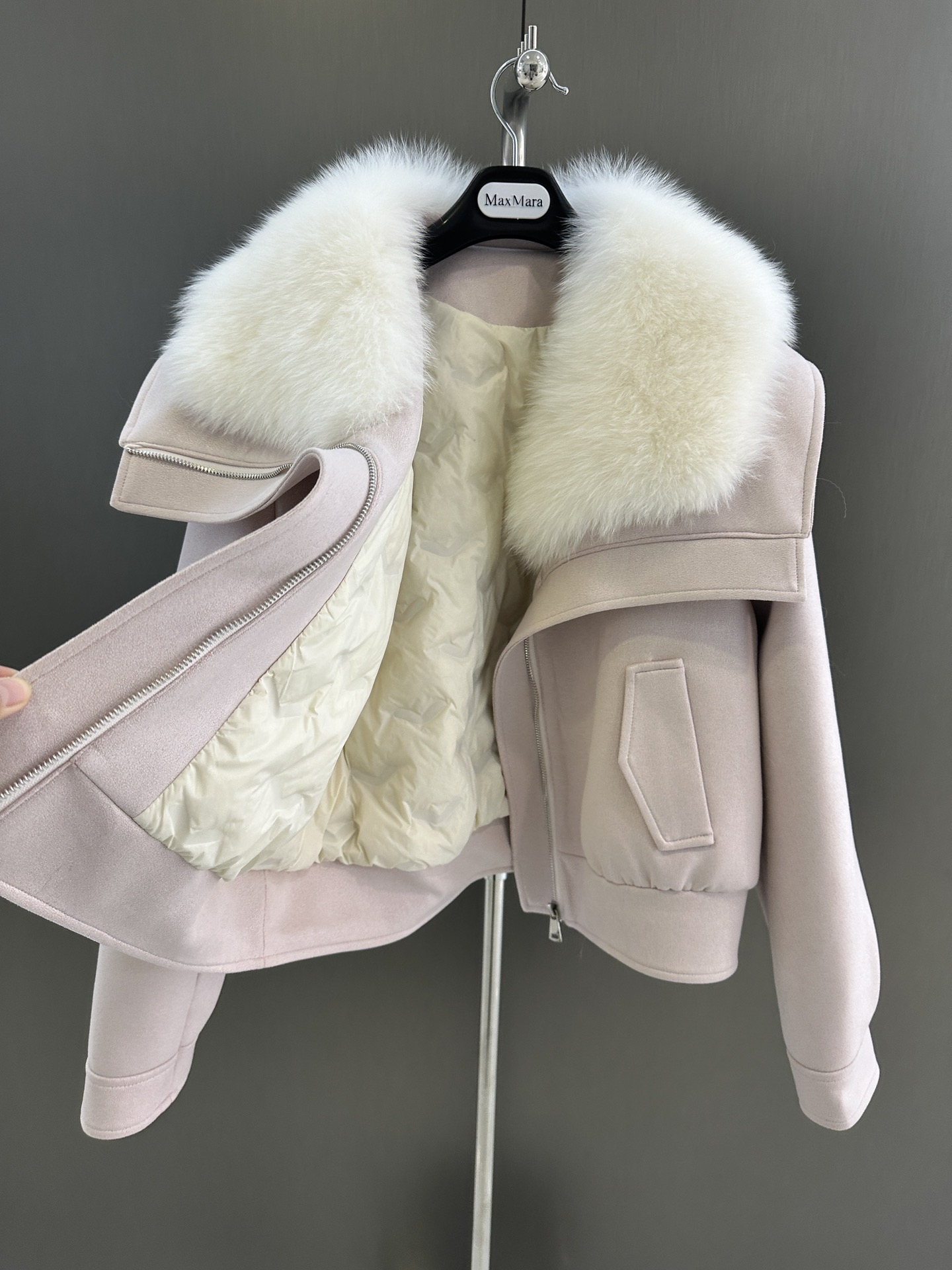 Maxmara New Autumn/Winter Women’s Clothing Package: Super White Fox Hair, Custom Fabric, Velve Fills, Loose Layouts. - 图片 7