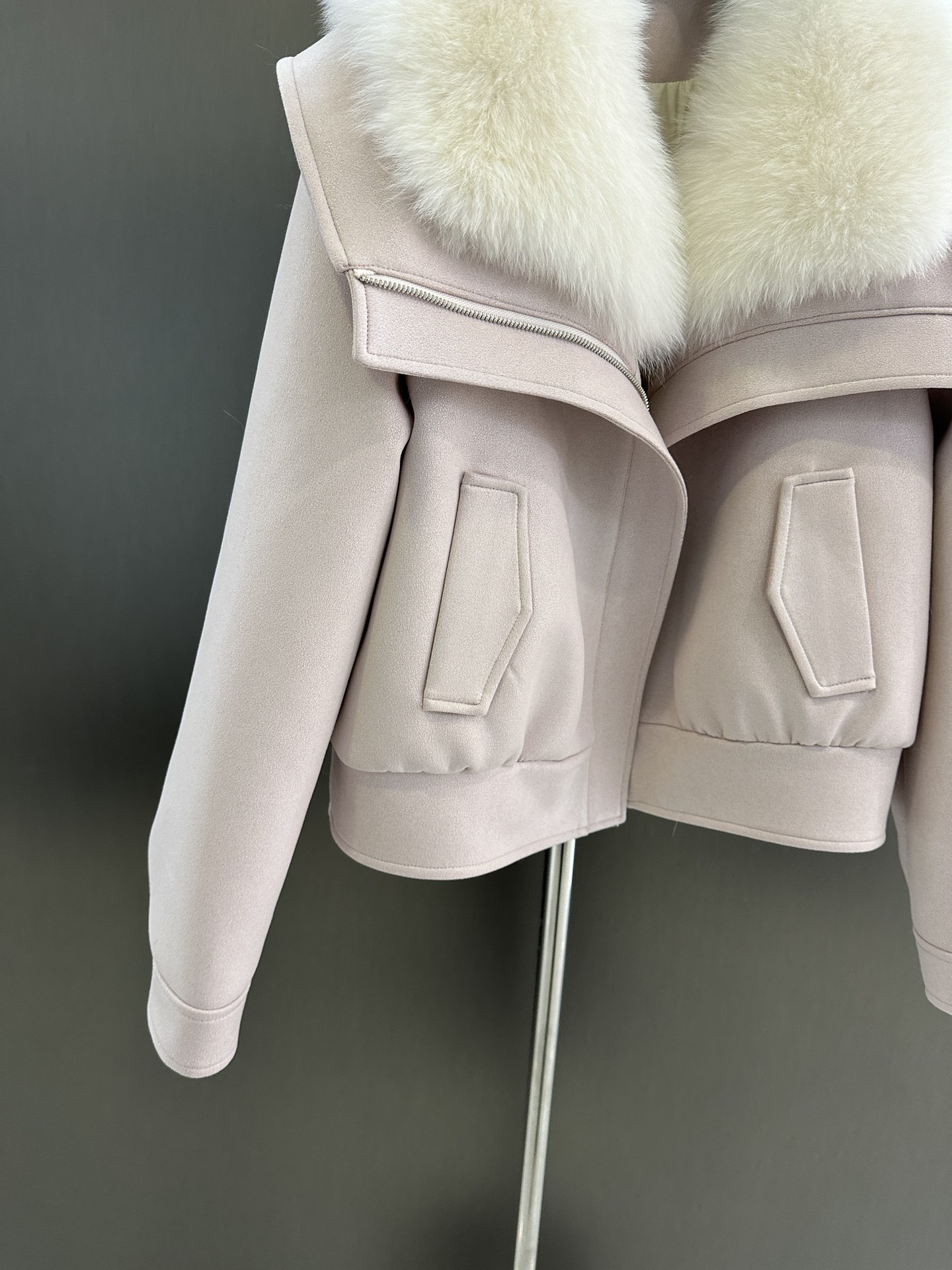 Maxmara New Autumn/Winter Women’s Clothing Package: Super White Fox Hair, Custom Fabric, Velve Fills, Loose Layouts. - 图片 4