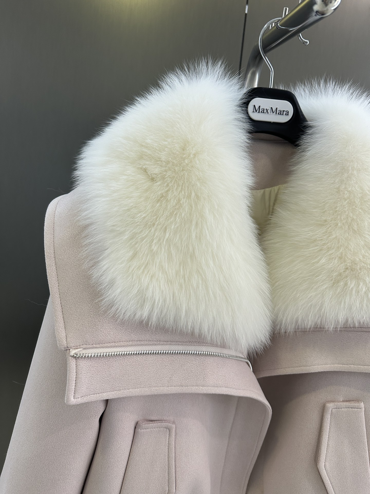 Maxmara New Autumn/Winter Women’s Clothing Package: Super White Fox Hair, Custom Fabric, Velve Fills, Loose Layouts. - 图片 2