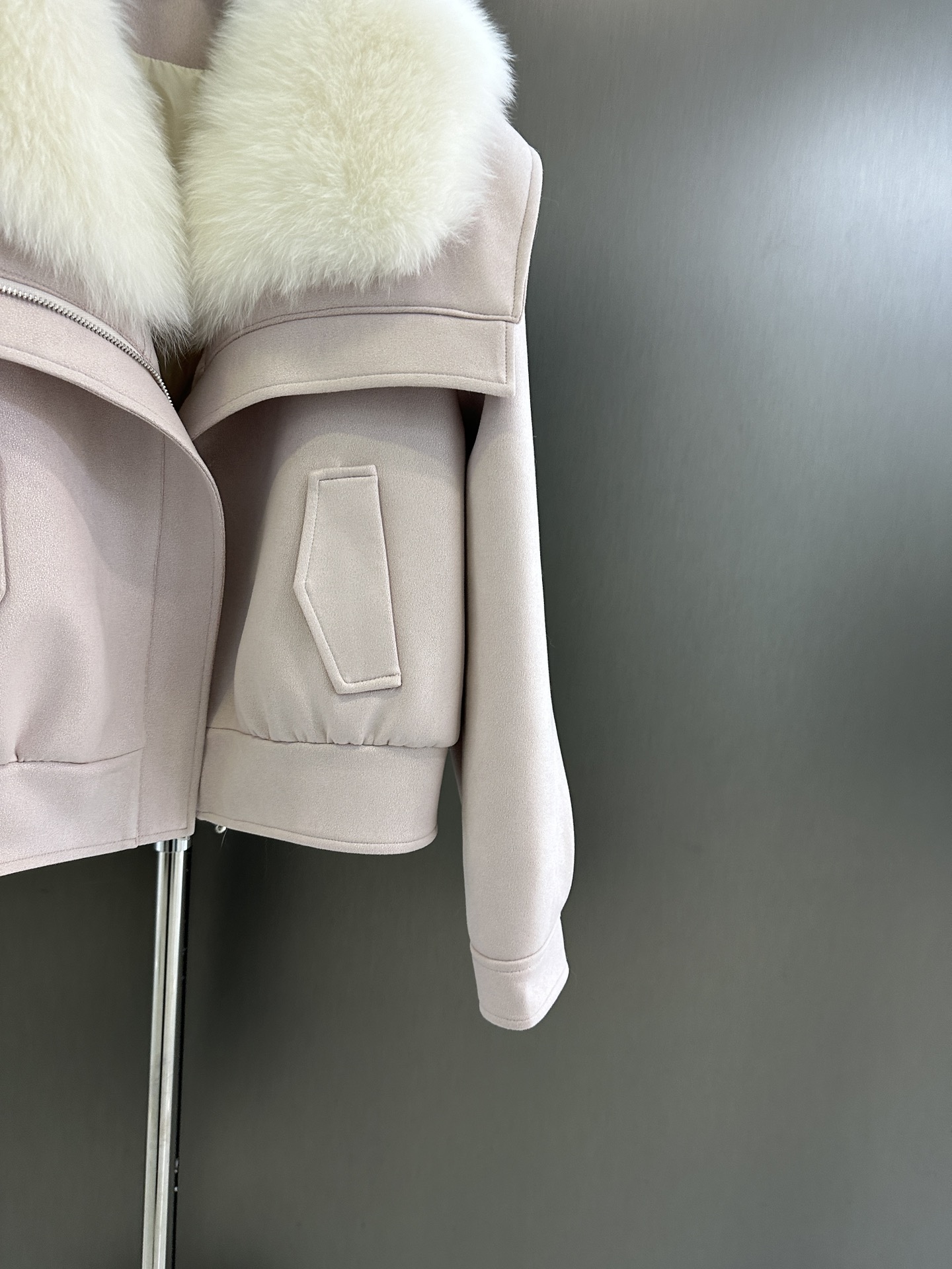 Maxmara New Autumn/Winter Women’s Clothing Package: Super White Fox Hair, Custom Fabric, Velve Fills, Loose Layouts. - 图片 5