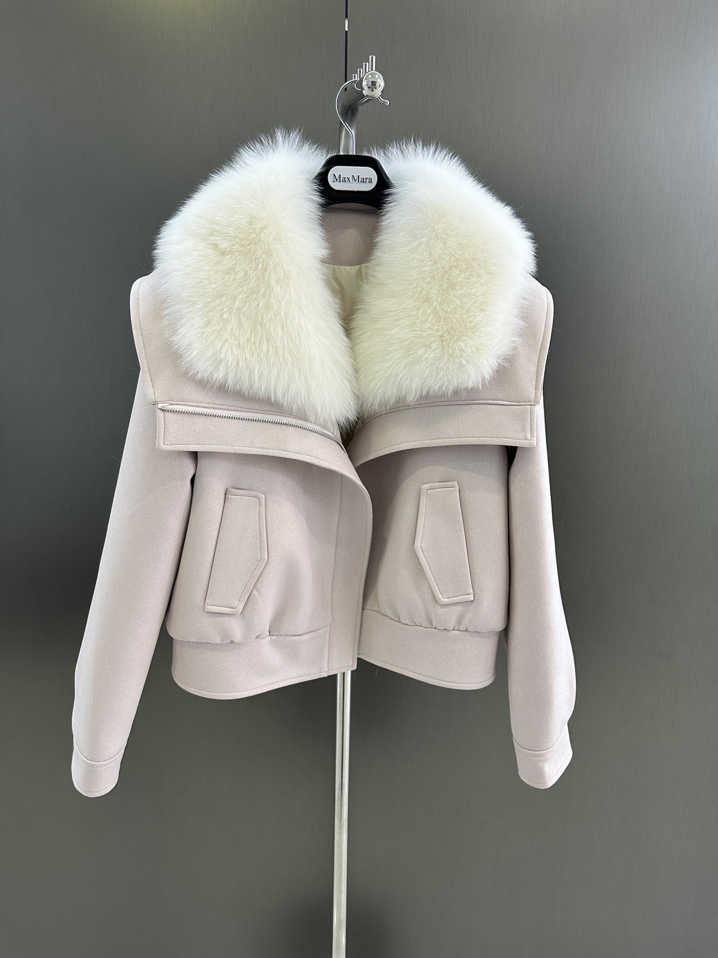 Maxmara New Autumn/Winter Women’s Clothing Package: Super White Fox Hair, Custom Fabric, Velve Fills, Loose Layouts.