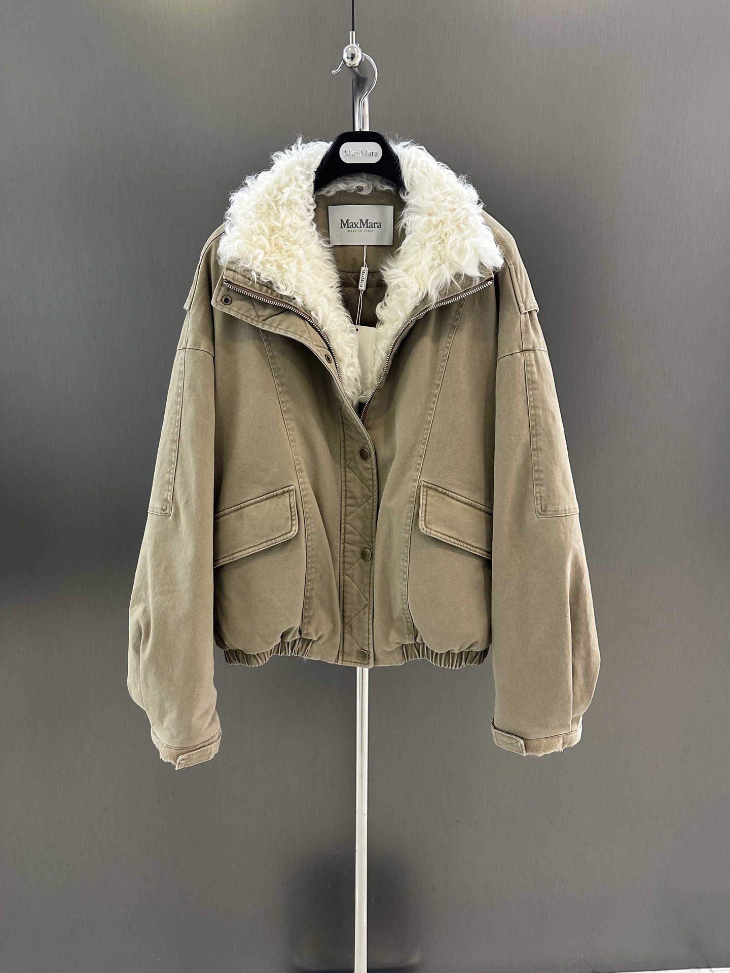 NO:638839,Maxmara's new high-quality denim goose down jacket for autumn and winter, with imported wool fur integrated fur collar (not removable), goose down filling inside, simple and elegant sm 'Length 62, bust 132, size m', Maxmara-clothing, alexander wang19860909Maxmara 秋冬新款高品质牛仔鹅绒服 搭配进口羊毛皮毛一体毛领（不可拆） 内里鹅绒填充 简约大气 sm “衣长62,胸围132,码数m”,麦丝玛拉-服装,alexander wang,Women's clothing