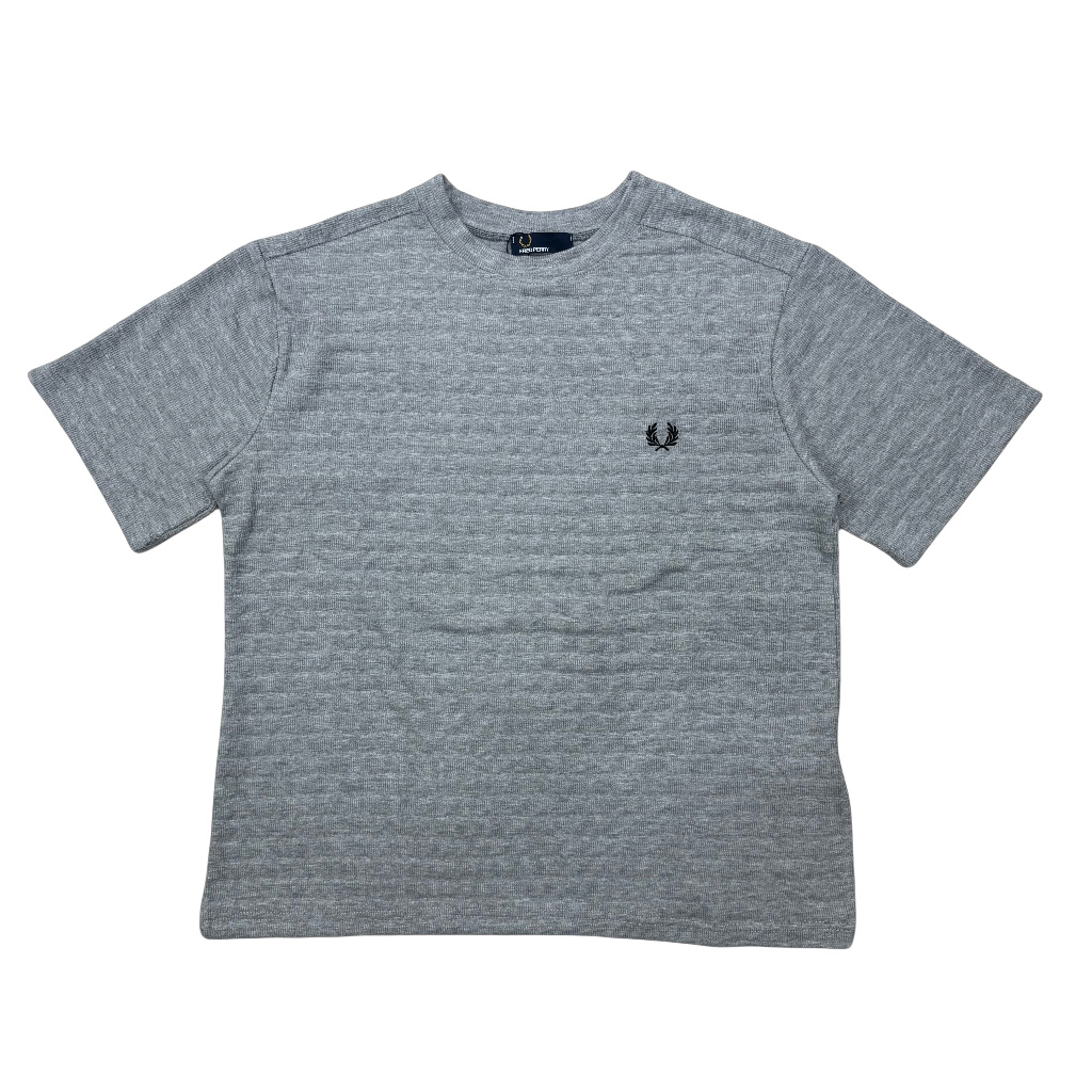 F902#P78
FRED PERRY 麦穗刺绣款竹节纹感肌理正肩短袖T恤
经典正肩版型 上身秒变直角肩 暗纹肌理提花面料 让整个人显得更加舒服且高级 这你受得了吗 舒适透气 Q弹力挺 不变形 胸前经典logo立体贴布绣设计 凸显品牌身份 上身耐看辨识度也很高 今年夏天必入的T恤 三色足够你去挑选 每个颜色都是经典色 男女都能穿 轻松打造干净清爽少年感穿搭 大厂做工 三标辅料齐全 全部质检发出✈️
颜色:白/黑/花灰
身高 体重
码数:M :170-178 130-145
L :175-183 145-160
XL:180-185 160-175
L
XL