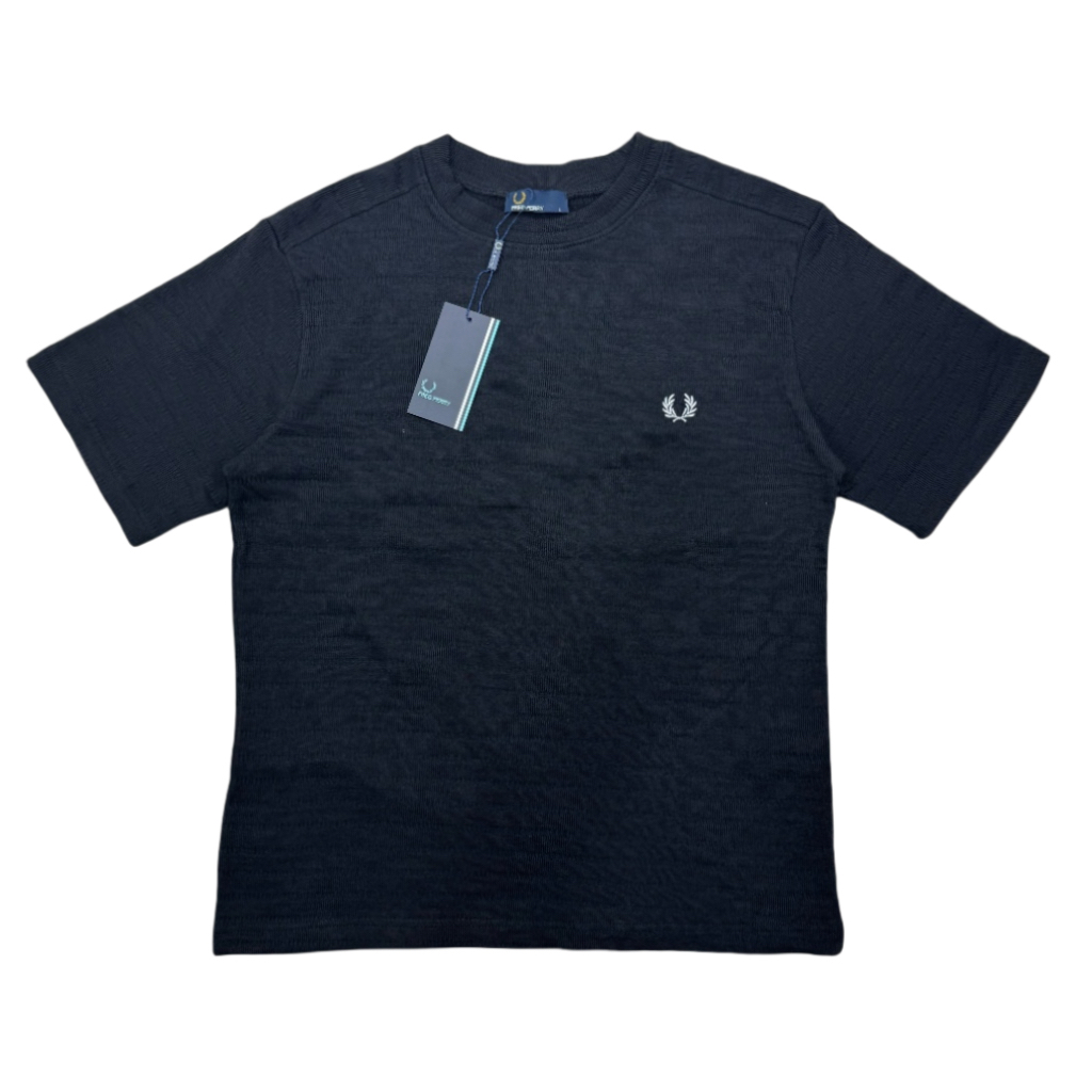 F902#P78
FRED PERRY 麦穗刺绣款竹节纹感肌理正肩短袖T恤
经典正肩版型 上身秒变直角肩 暗纹肌理提花面料 让整个人显得更加舒服且高级 这你受得了吗 舒适透气 Q弹力挺 不变形 胸前经典logo立体贴布绣设计 凸显品牌身份 上身耐看辨识度也很高 今年夏天必入的T恤 三色足够你去挑选 每个颜色都是经典色 男女都能穿 轻松打造干净清爽少年感穿搭 大厂做工 三标辅料齐全 全部质检发出✈️
颜色:白/黑/花灰
身高 体重
码数:M :170-178 130-145
L :175-183 145-160
XL:180-185 160-175
L
XL
