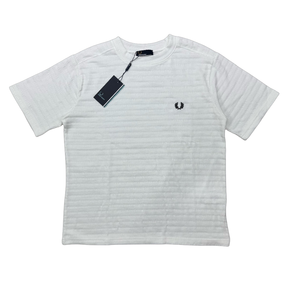 F902#P78
FRED PERRY 麦穗刺绣款竹节纹感肌理正肩短袖T恤
经典正肩版型 上身秒变直角肩 暗纹肌理提花面料 让整个人显得更加舒服且高级 这你受得了吗 舒适透气 Q弹力挺 不变形 胸前经典logo立体贴布绣设计 凸显品牌身份 上身耐看辨识度也很高 今年夏天必入的T恤 三色足够你去挑选 每个颜色都是经典色 男女都能穿 轻松打造干净清爽少年感穿搭 大厂做工 三标辅料齐全 全部质检发出✈️
颜色:白/黑/花灰
身高 体重
码数:M :170-178 130-145
L :175-183 145-160
XL:180-185 160-175
L
XL