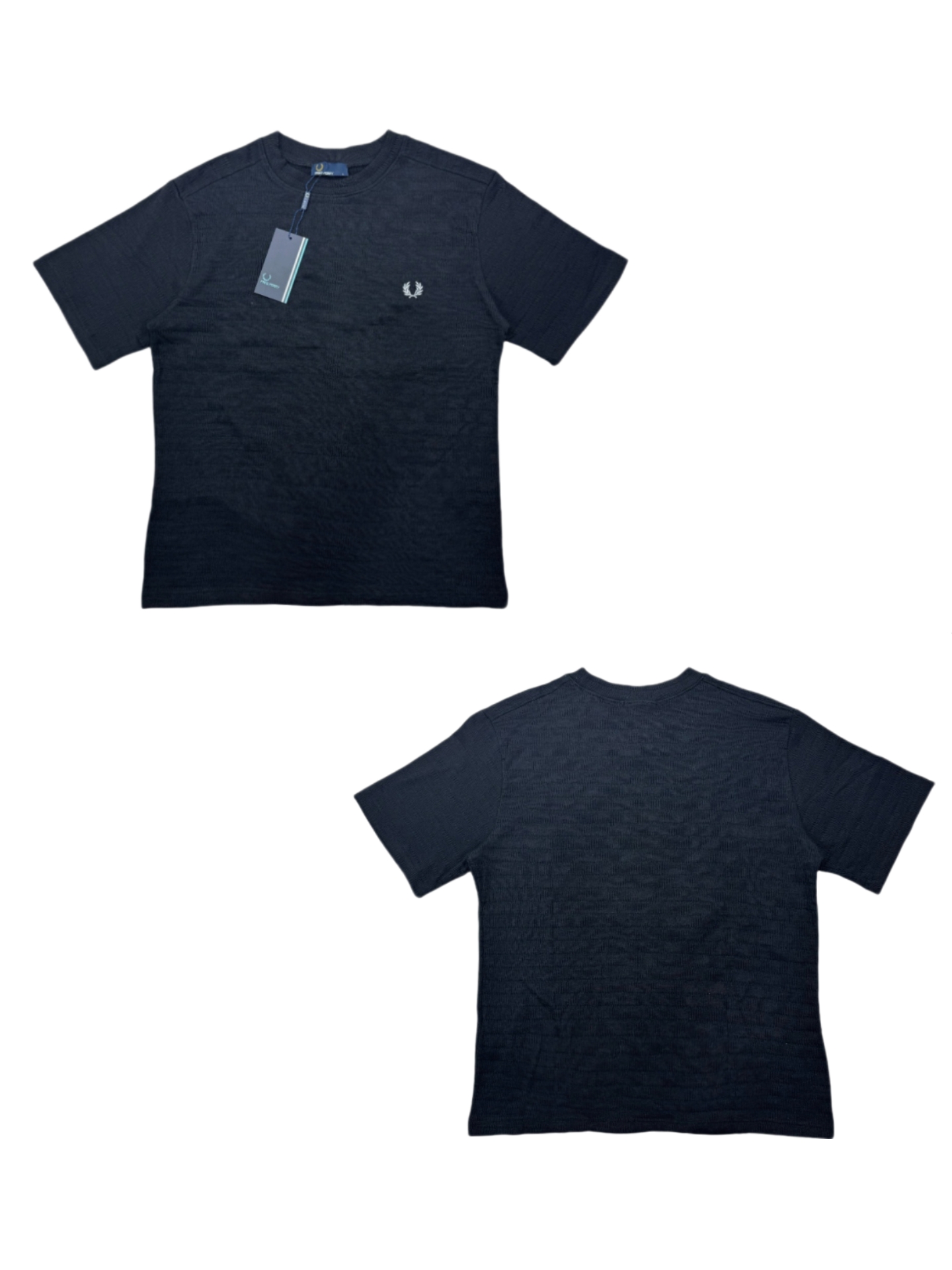 F902#P78
FRED PERRY 麦穗刺绣款竹节纹感肌理正肩短袖T恤
经典正肩版型 上身秒变直角肩 暗纹肌理提花面料 让整个人显得更加舒服且高级 这你受得了吗 舒适透气 Q弹力挺 不变形 胸前经典logo立体贴布绣设计 凸显品牌身份 上身耐看辨识度也很高 今年夏天必入的T恤 三色足够你去挑选 每个颜色都是经典色 男女都能穿 轻松打造干净清爽少年感穿搭 大厂做工 三标辅料齐全 全部质检发出✈️
颜色:白/黑/花灰
身高 体重
码数:M :170-178 130-145
L :175-183 145-160
XL:180-185 160-175
L
XL