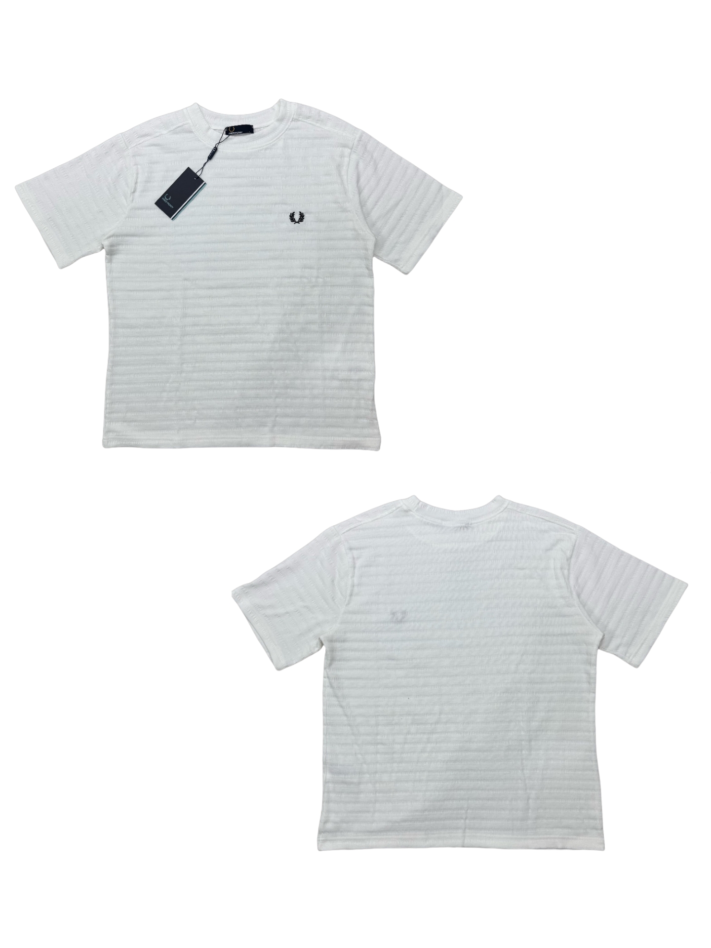 F902#P78
FRED PERRY 麦穗刺绣款竹节纹感肌理正肩短袖T恤
经典正肩版型 上身秒变直角肩 暗纹肌理提花面料 让整个人显得更加舒服且高级 这你受得了吗 舒适透气 Q弹力挺 不变形 胸前经典logo立体贴布绣设计 凸显品牌身份 上身耐看辨识度也很高 今年夏天必入的T恤 三色足够你去挑选 每个颜色都是经典色 男女都能穿 轻松打造干净清爽少年感穿搭 大厂做工 三标辅料齐全 全部质检发出✈️
颜色:白/黑/花灰
身高 体重
码数:M :170-178 130-145
L :175-183 145-160
XL:180-185 160-175
L
XL