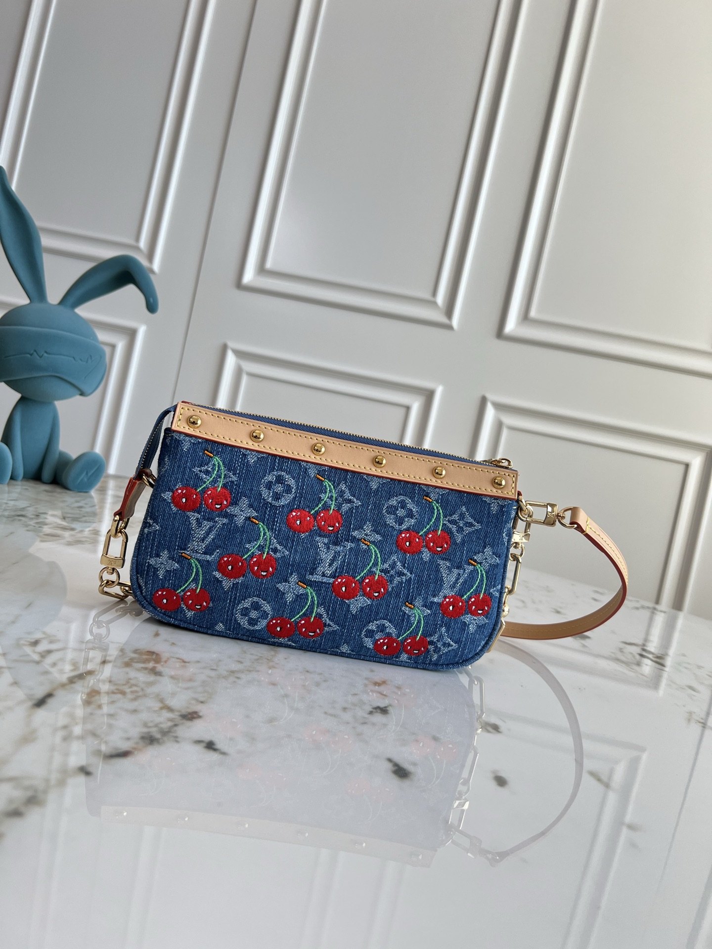 P390💰芯片版M13994樱桃🍒Pochette Accessoires 手袋取材涂层帆布，以缤纷 Monogram 图案演绎路易威登 x 村上隆跨界合作系列的灵动格调。牛皮革饰边和耀目金属件点睛考究细节，可拆卸肩带和链条实现灵活背携。13 x 4 x 22厘米(高 x 宽 x 长度)