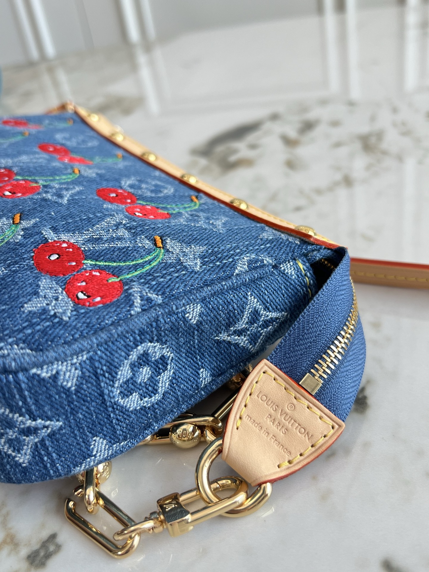 P390💰芯片版M13994樱桃🍒Pochette Accessoires 手袋取材涂层帆布，以缤纷 Monogram 图案演绎路易威登 x 村上隆跨界合作系列的灵动格调。牛皮革饰边和耀目金属件点睛考究细节，可拆卸肩带和链条实现灵活背携。13 x 4 x 22厘米(高 x 宽 x 长度)