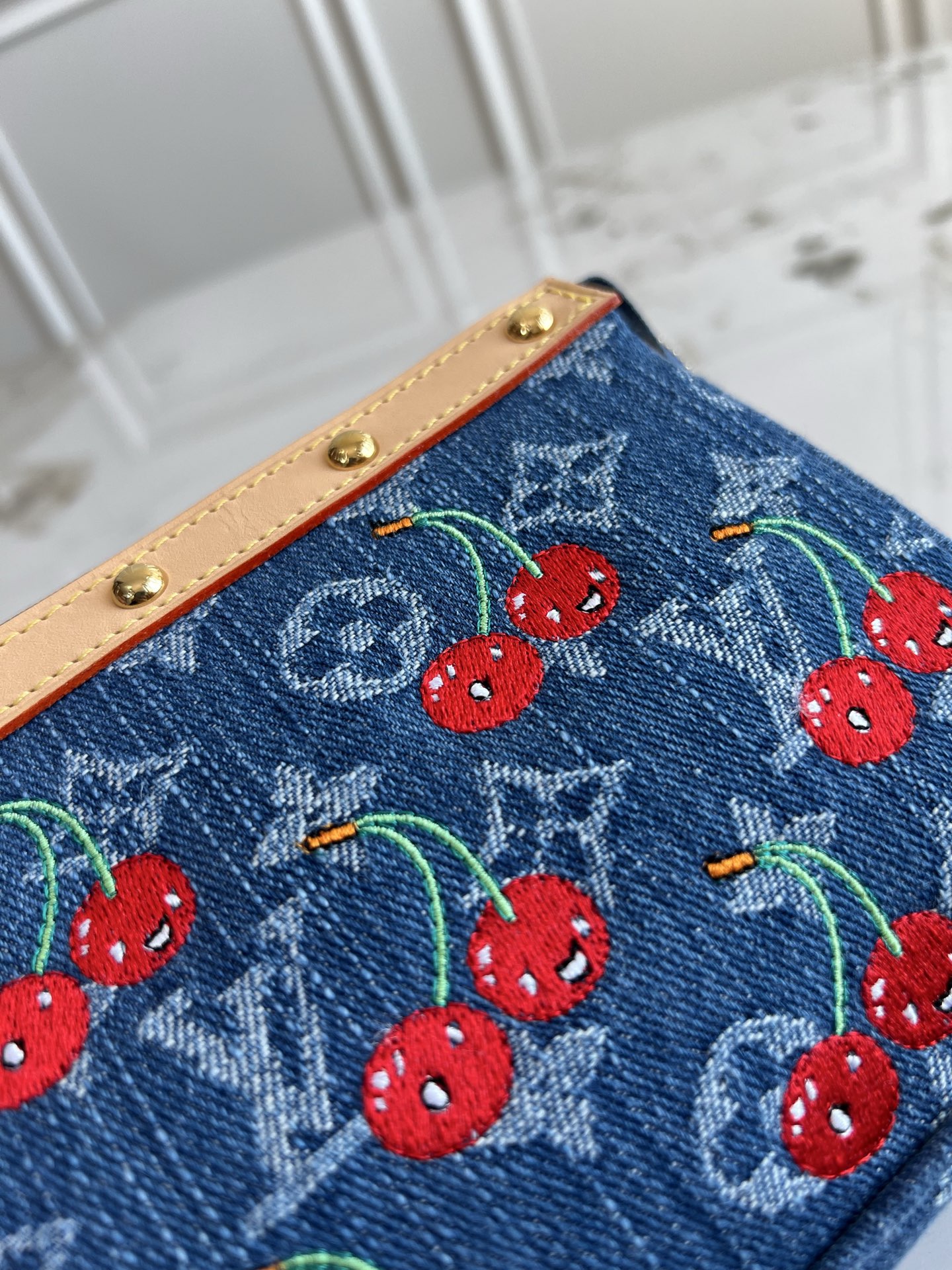 P390💰芯片版M13994樱桃🍒Pochette Accessoires 手袋取材涂层帆布，以缤纷 Monogram 图案演绎路易威登 x 村上隆跨界合作系列的灵动格调。牛皮革饰边和耀目金属件点睛考究细节，可拆卸肩带和链条实现灵活背携。13 x 4 x 22厘米(高 x 宽 x 长度)