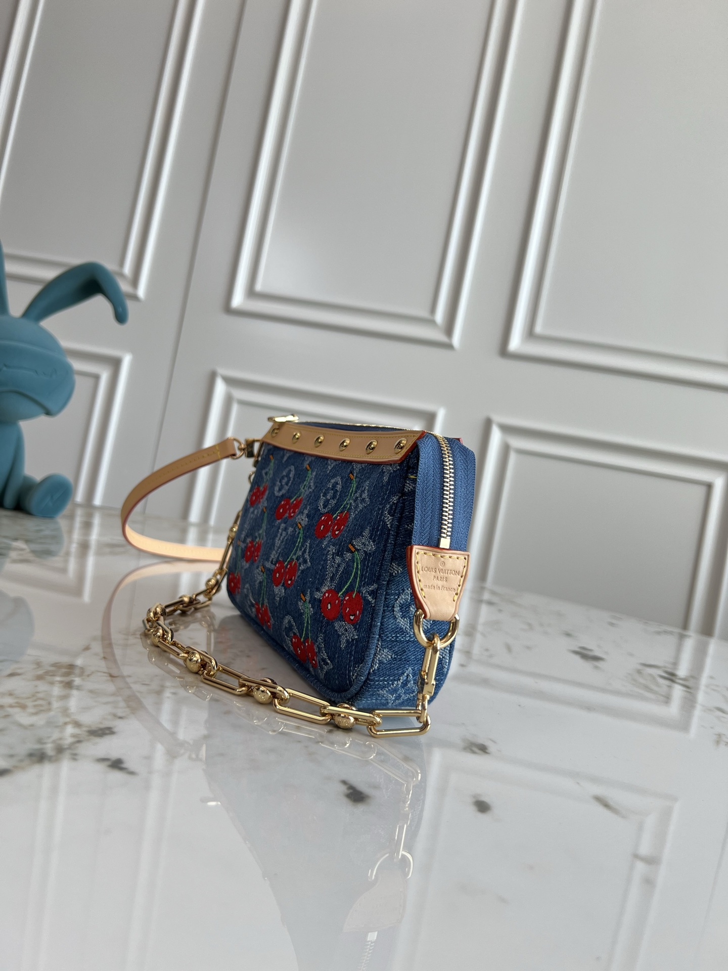P390💰芯片版M13994樱桃🍒Pochette Accessoires 手袋取材涂层帆布，以缤纷 Monogram 图案演绎路易威登 x 村上隆跨界合作系列的灵动格调。牛皮革饰边和耀目金属件点睛考究细节，可拆卸肩带和链条实现灵活背携。13 x 4 x 22厘米(高 x 宽 x 长度)