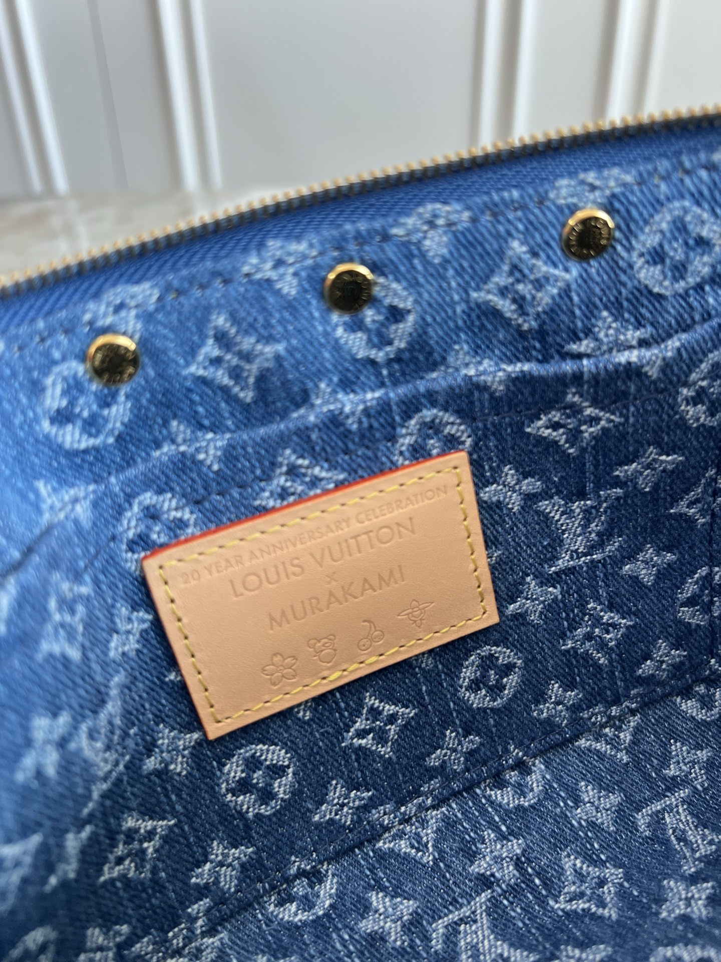 P390💰芯片版M13994樱桃🍒Pochette Accessoires 手袋取材涂层帆布，以缤纷 Monogram 图案演绎路易威登 x 村上隆跨界合作系列的灵动格调。牛皮革饰边和耀目金属件点睛考究细节，可拆卸肩带和链条实现灵活背携。13 x 4 x 22厘米(高 x 宽 x 长度)