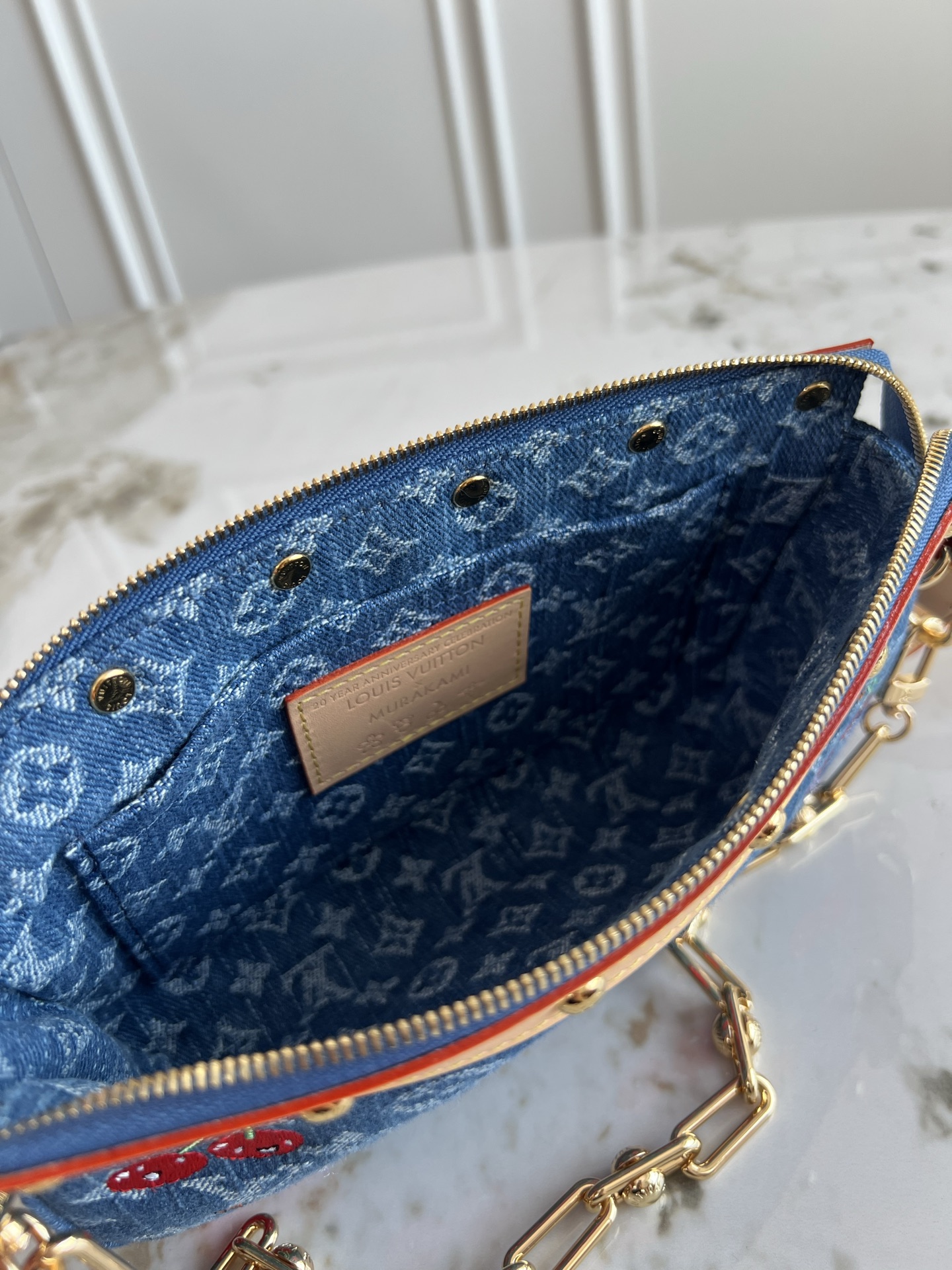P390💰芯片版M13994樱桃🍒Pochette Accessoires 手袋取材涂层帆布，以缤纷 Monogram 图案演绎路易威登 x 村上隆跨界合作系列的灵动格调。牛皮革饰边和耀目金属件点睛考究细节，可拆卸肩带和链条实现灵活背携。13 x 4 x 22厘米(高 x 宽 x 长度)