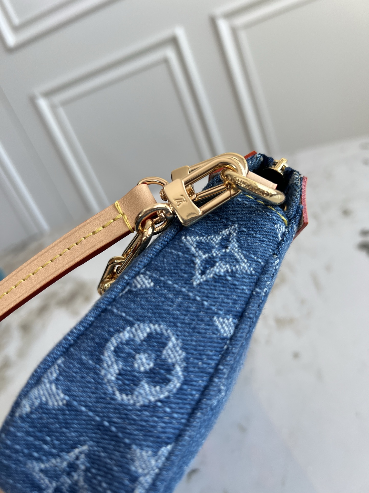 P390💰芯片版M13994樱桃🍒Pochette Accessoires 手袋取材涂层帆布，以缤纷 Monogram 图案演绎路易威登 x 村上隆跨界合作系列的灵动格调。牛皮革饰边和耀目金属件点睛考究细节，可拆卸肩带和链条实现灵活背携。13 x 4 x 22厘米(高 x 宽 x 长度)